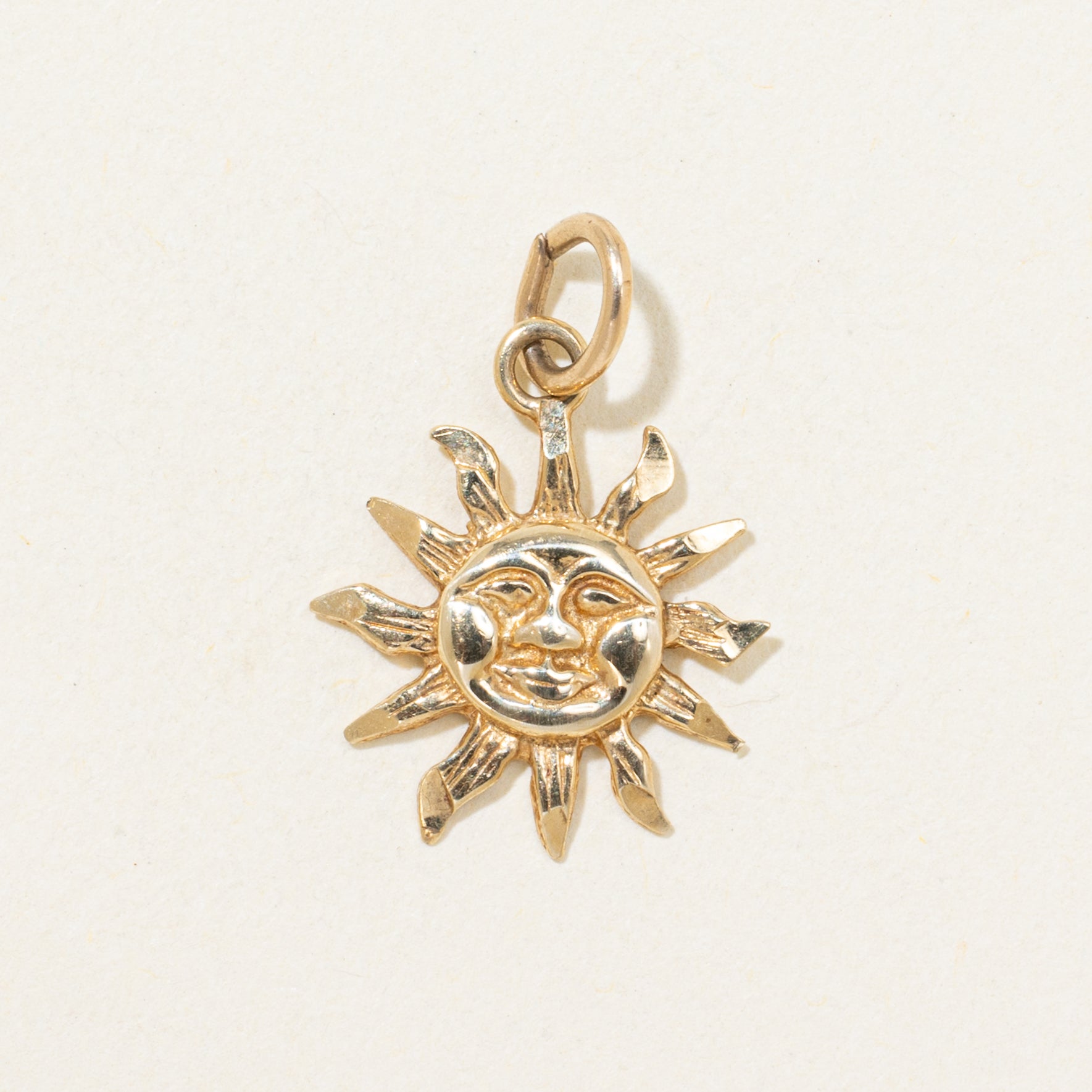 Breloque soleil en or jaune 10 carats