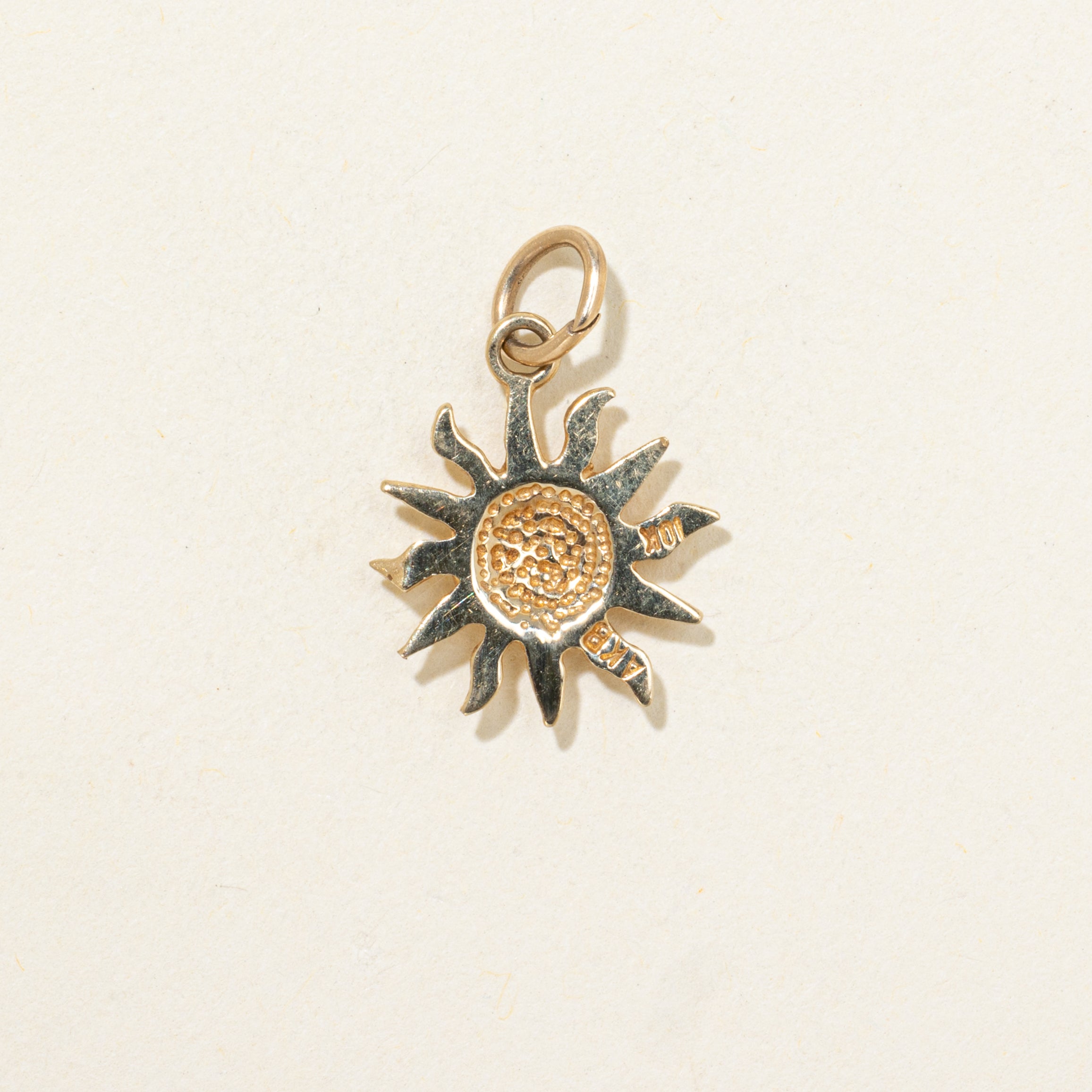 Breloque soleil en or jaune 10 carats
