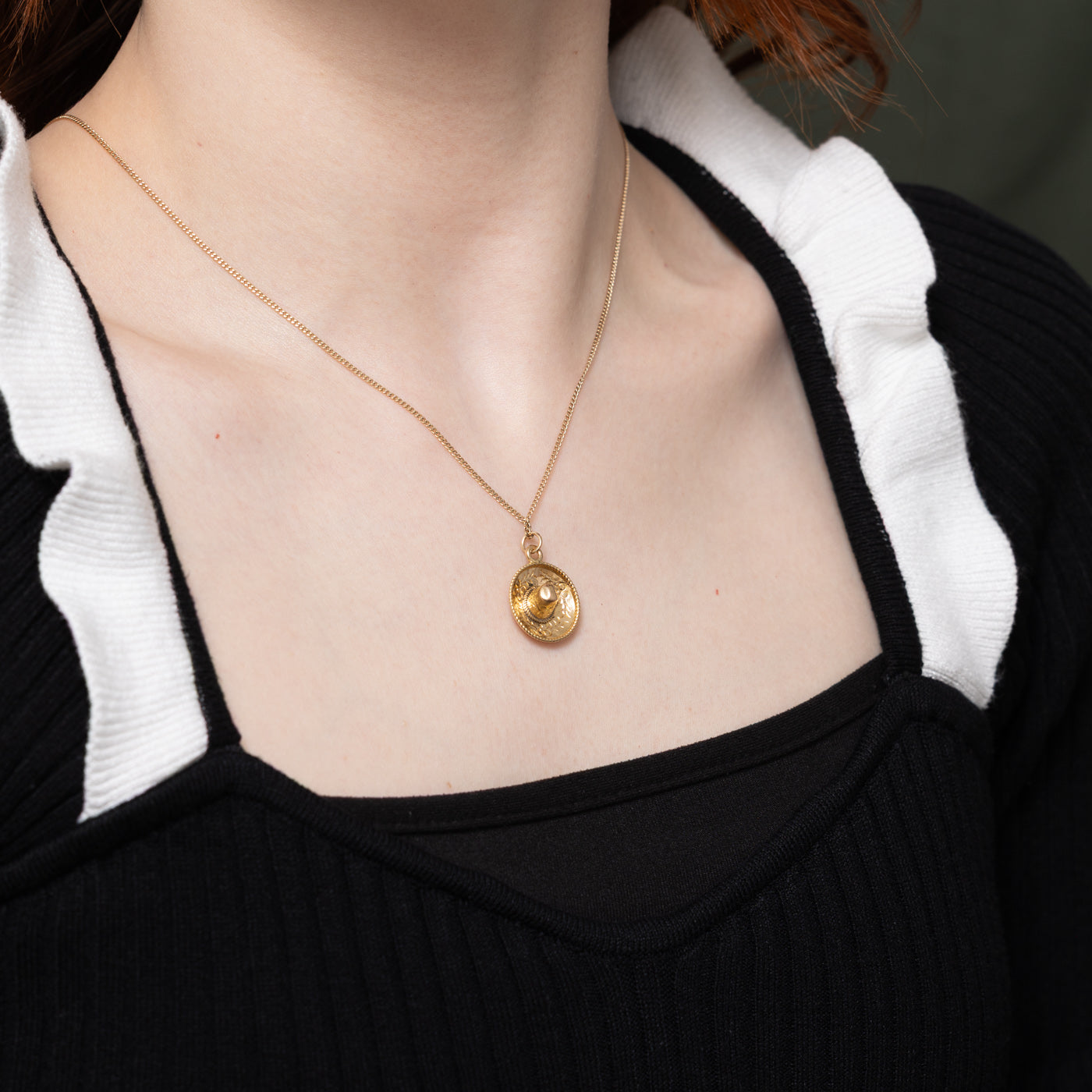 Breloque sombrero gravée en or 18 carats