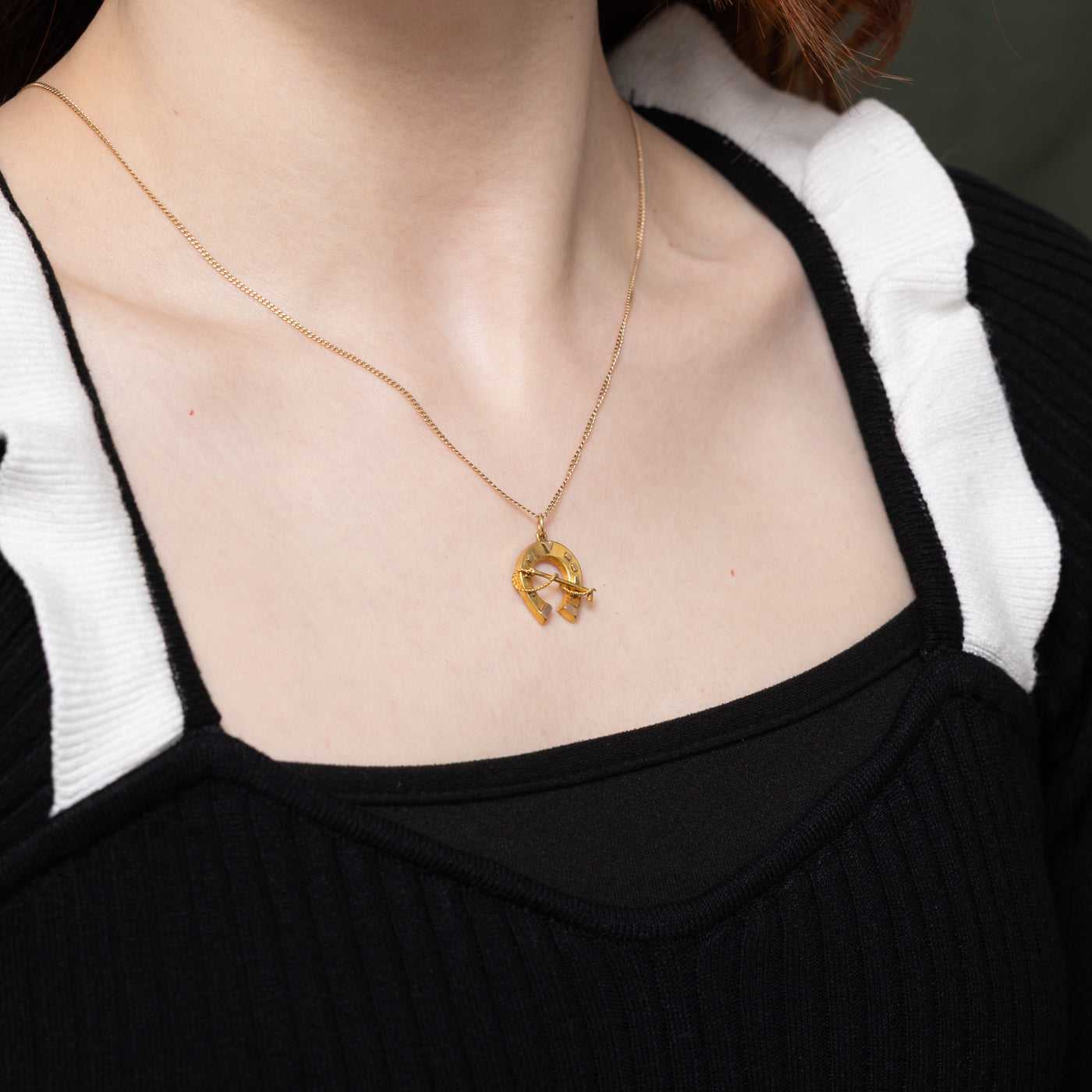 Breloque fer à cheval et cravache en or 19 carats