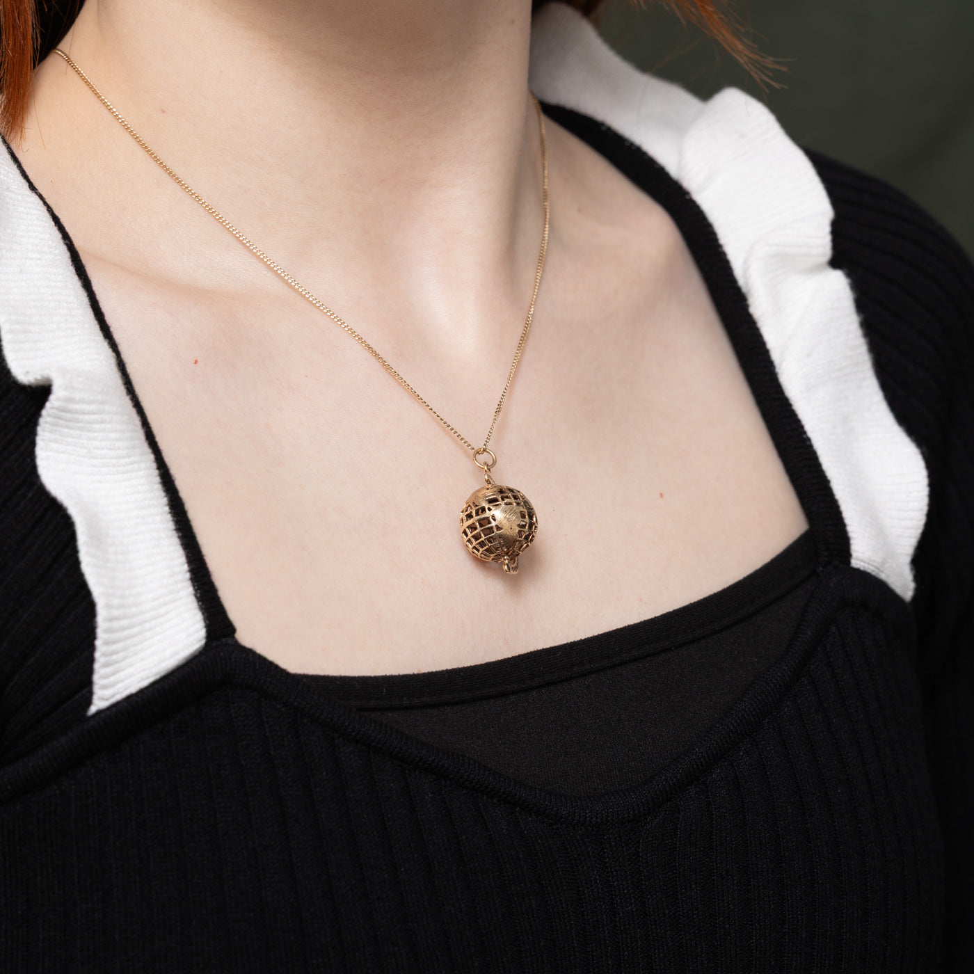 Breloque globe en or jaune 10 carats