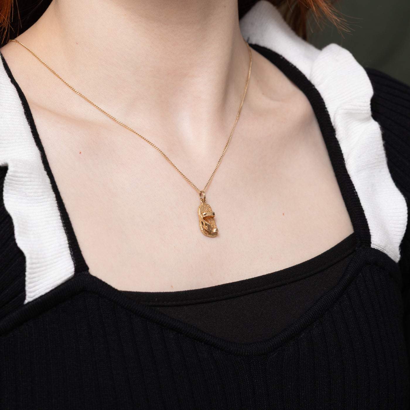 Breloque sandale en or jaune 10 carats