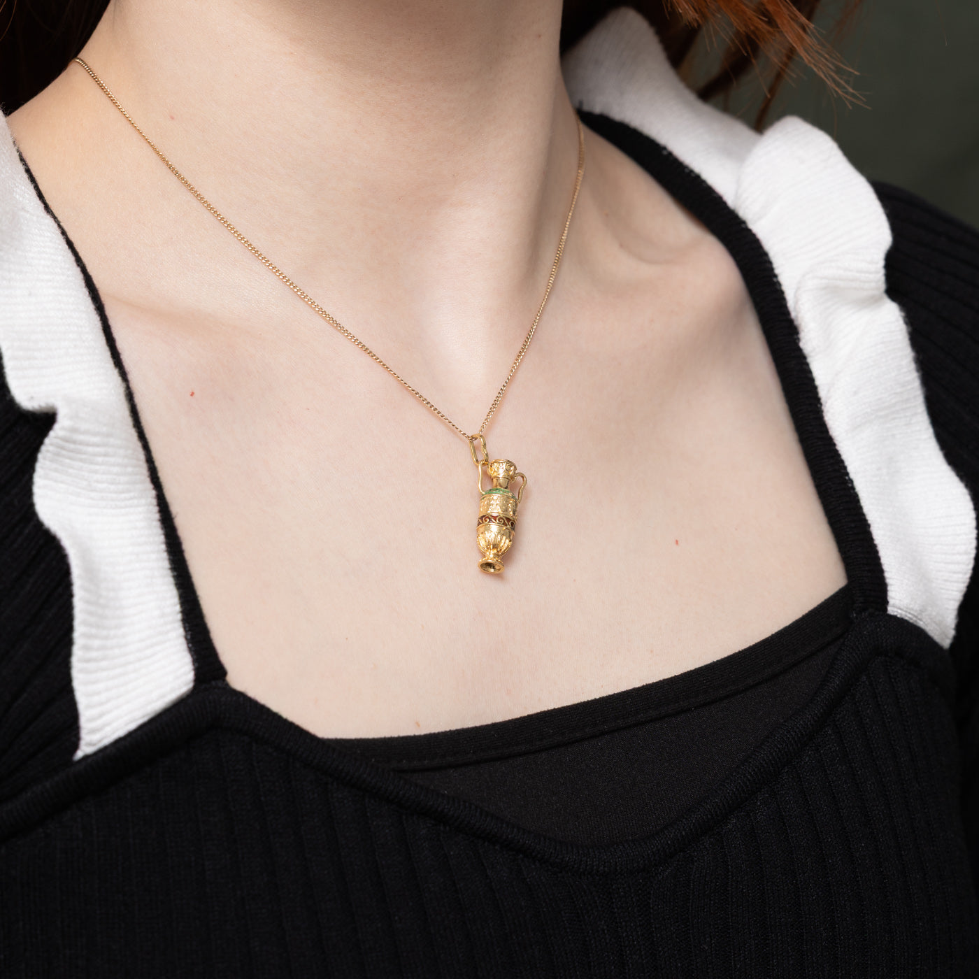 Tableau des amphores en émail 18 carats