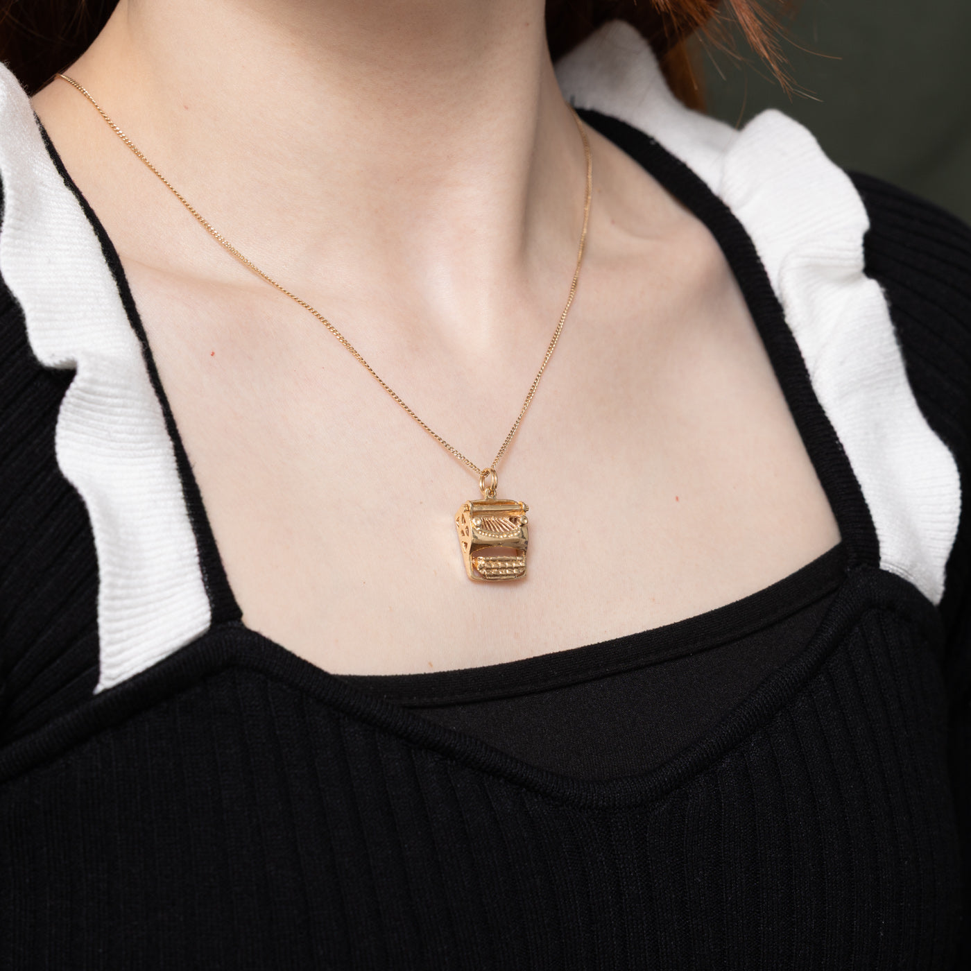 Breloque machine à écrire en or jaune 10 carats