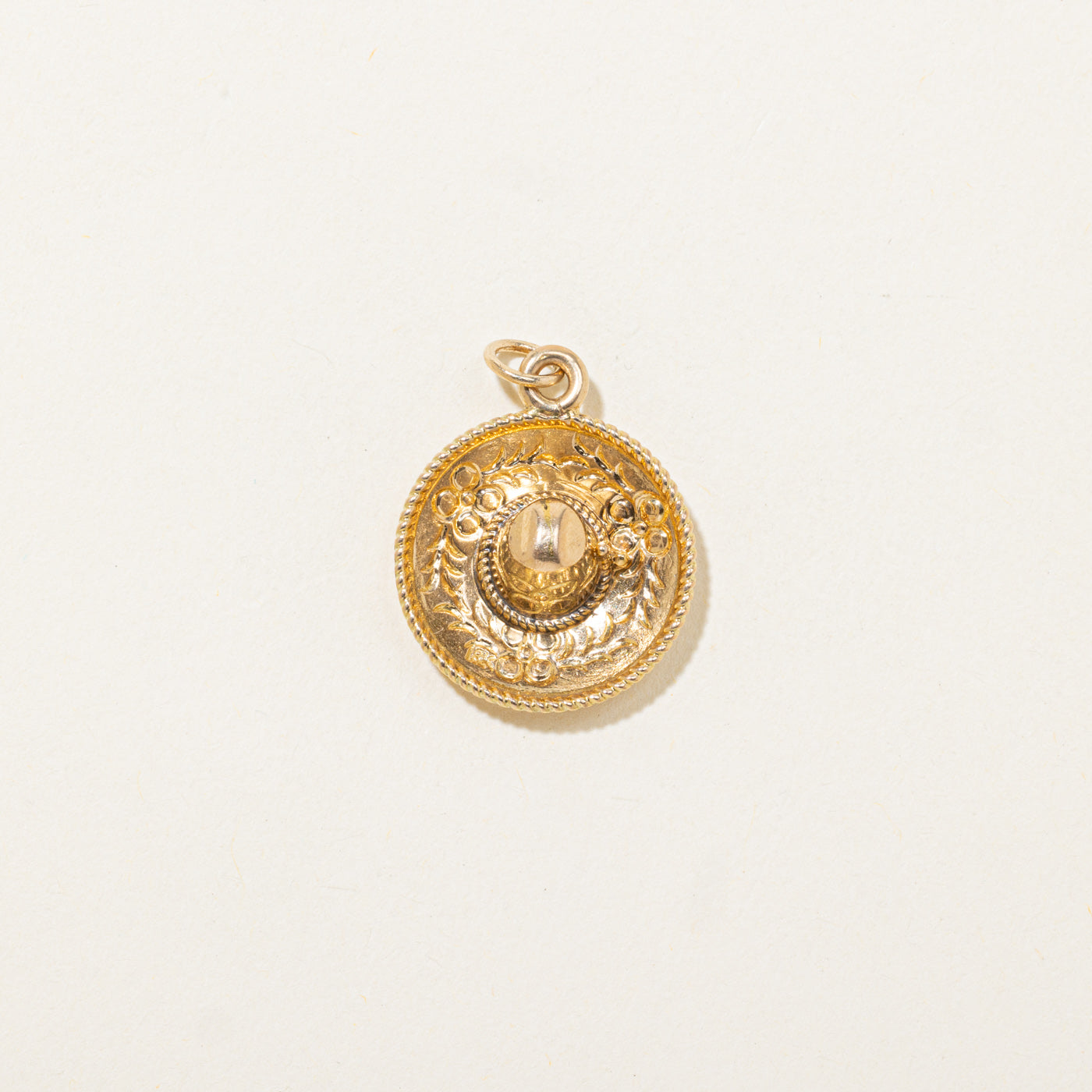 Breloque sombrero gravée en or 18 carats