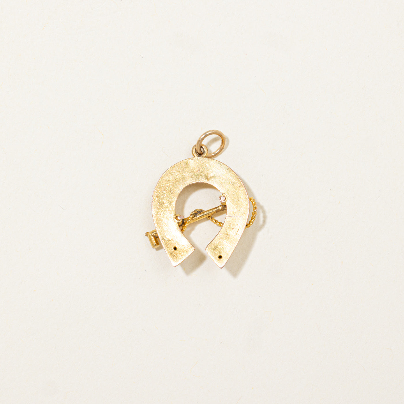 Breloque fer à cheval et cravache en or 19 carats