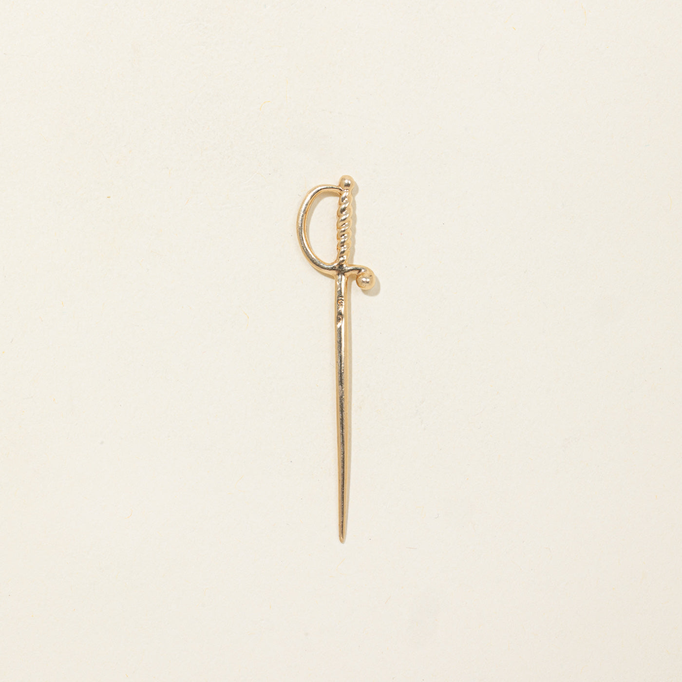 Broche épée en or jaune 10 carats