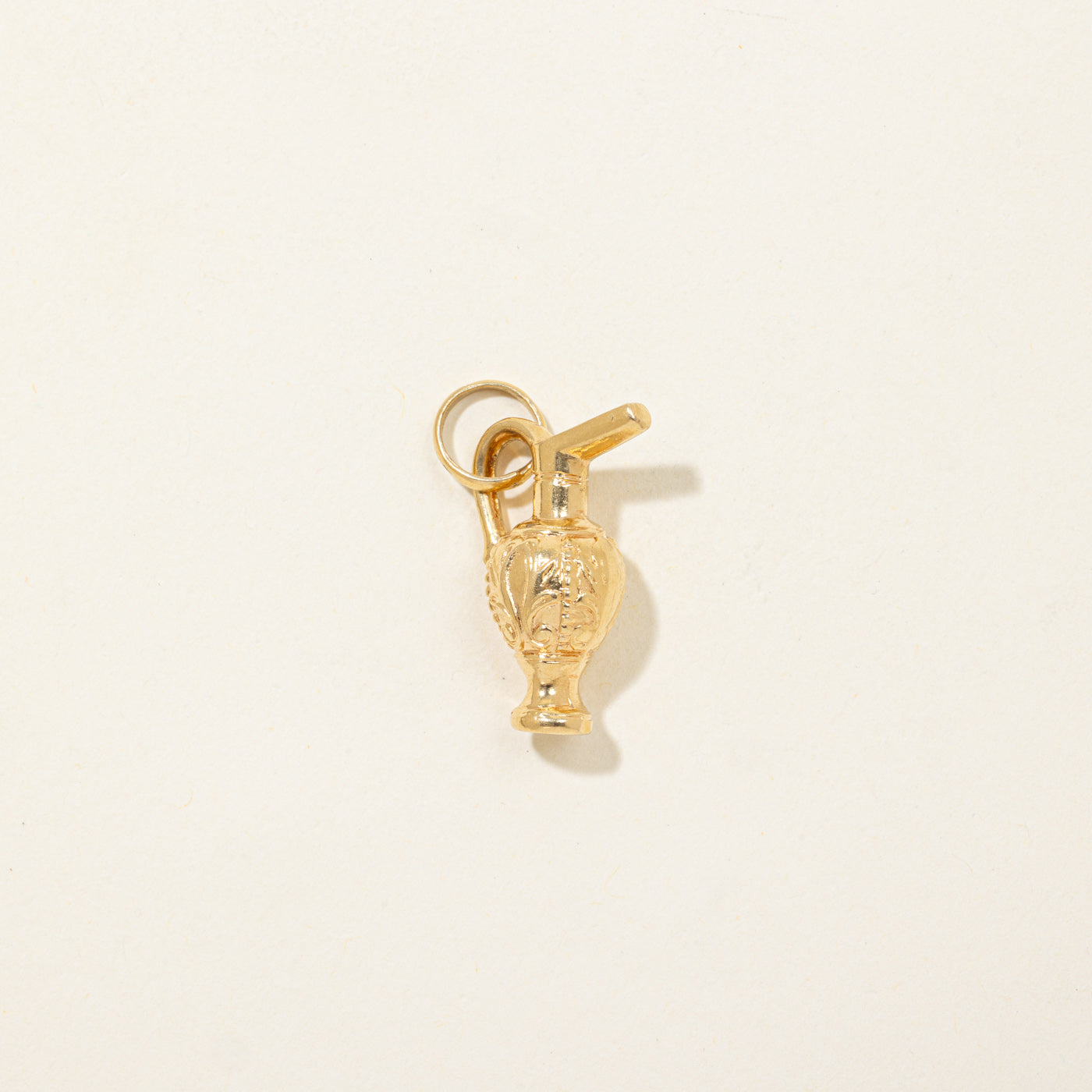 Breloque pichet florale en or jaune 18 carats