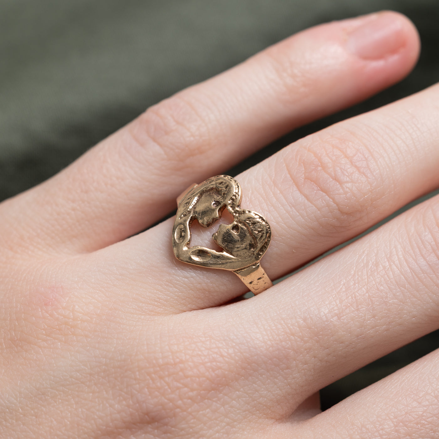 10K Double Side Portrait Heart Ring | SZ 6