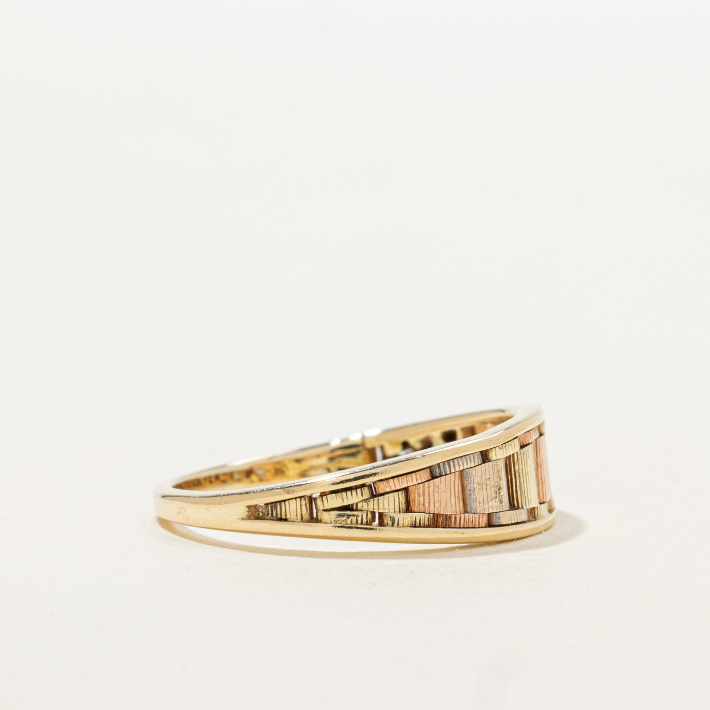 14K Tri Tone Gold Grooved Tapered Band | SZ 7.75