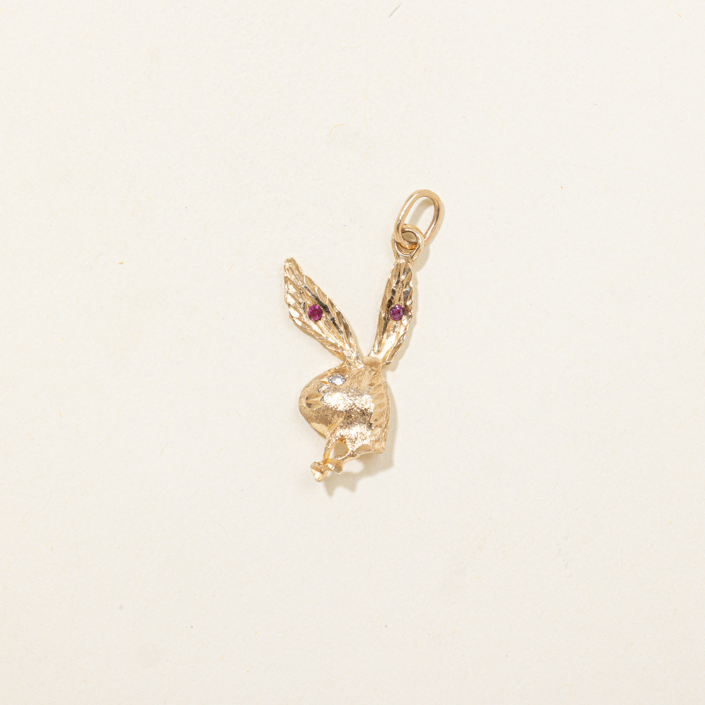 Breloque Playboy Bunny en rubis et diamants 10K