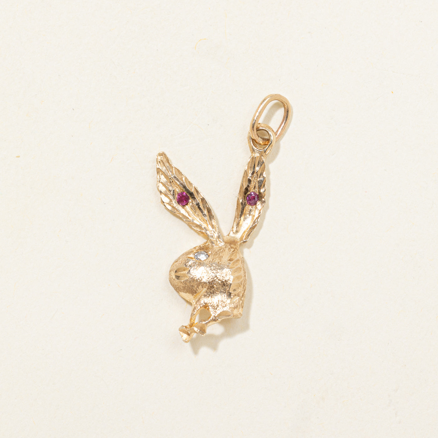 Breloque Playboy Bunny en rubis et diamants 10K