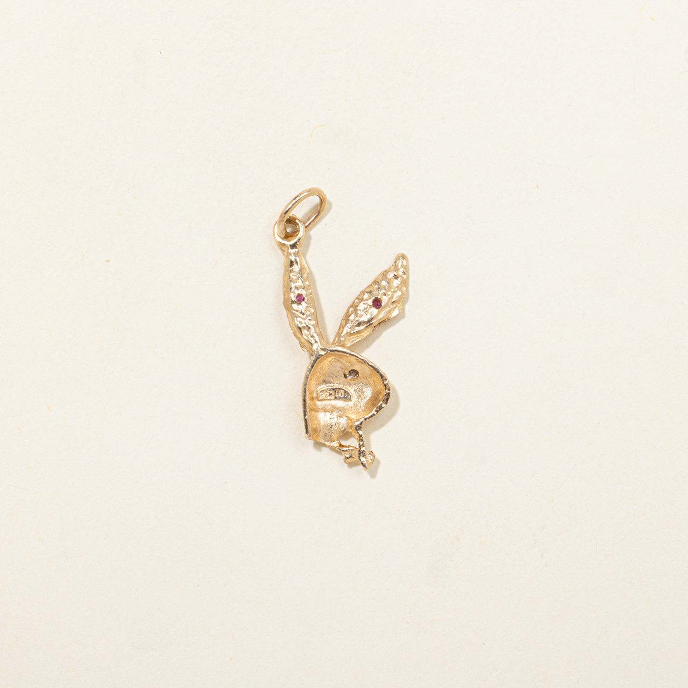 Breloque Playboy Bunny en rubis et diamants 10K