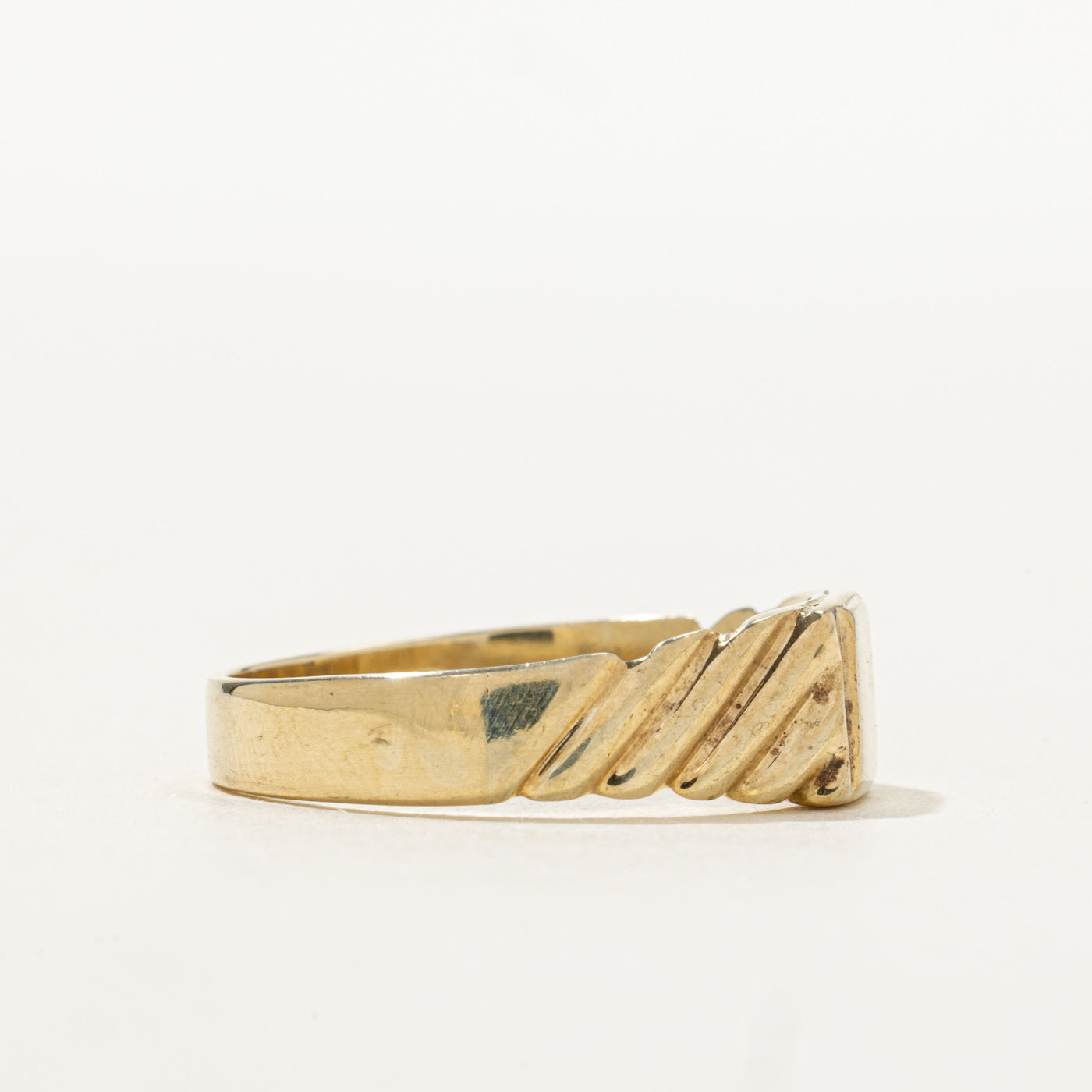 Bague chevalière carrée rainurée en or 8 carats | Taille 11,5