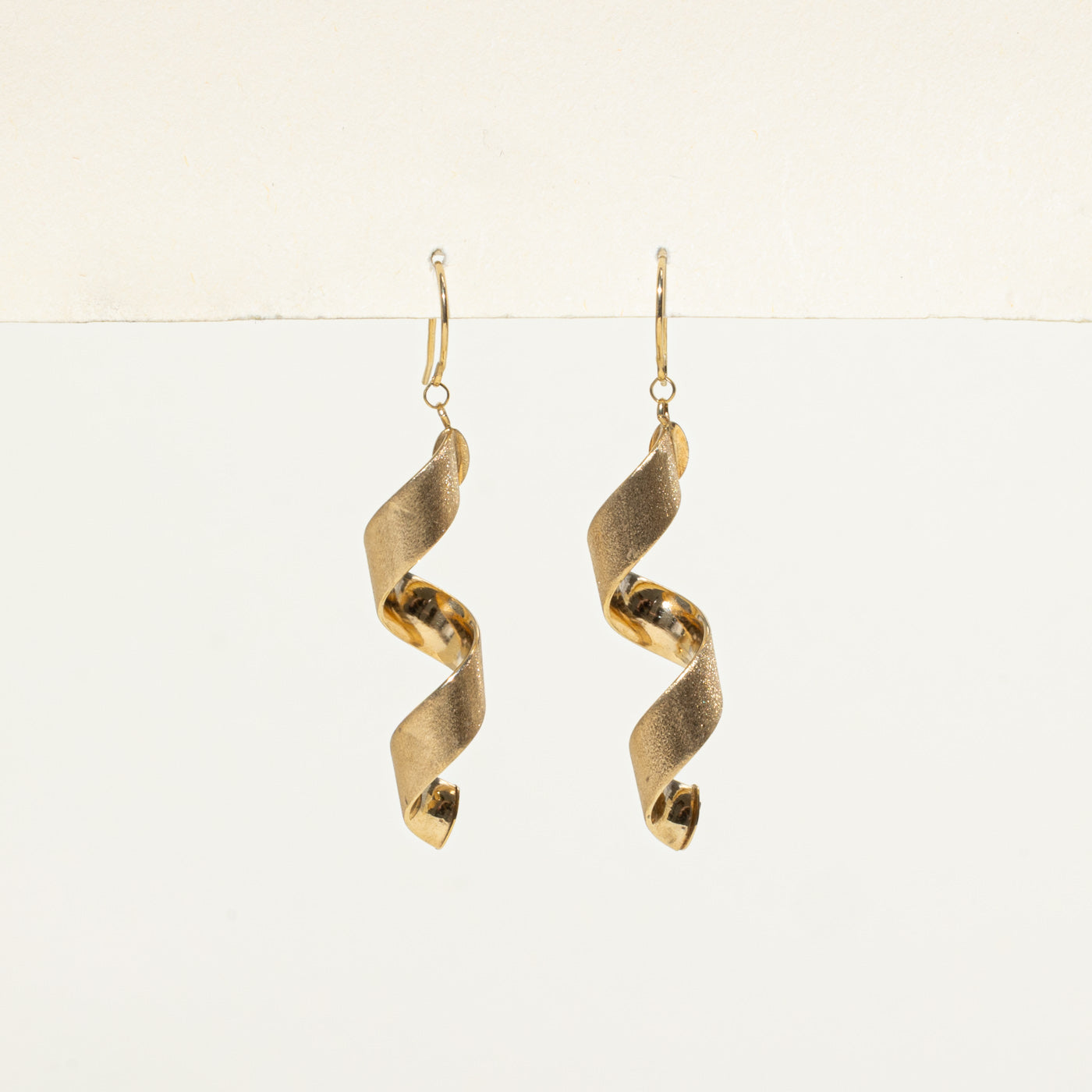 Boucles d'oreilles pendantes texturées en spirale