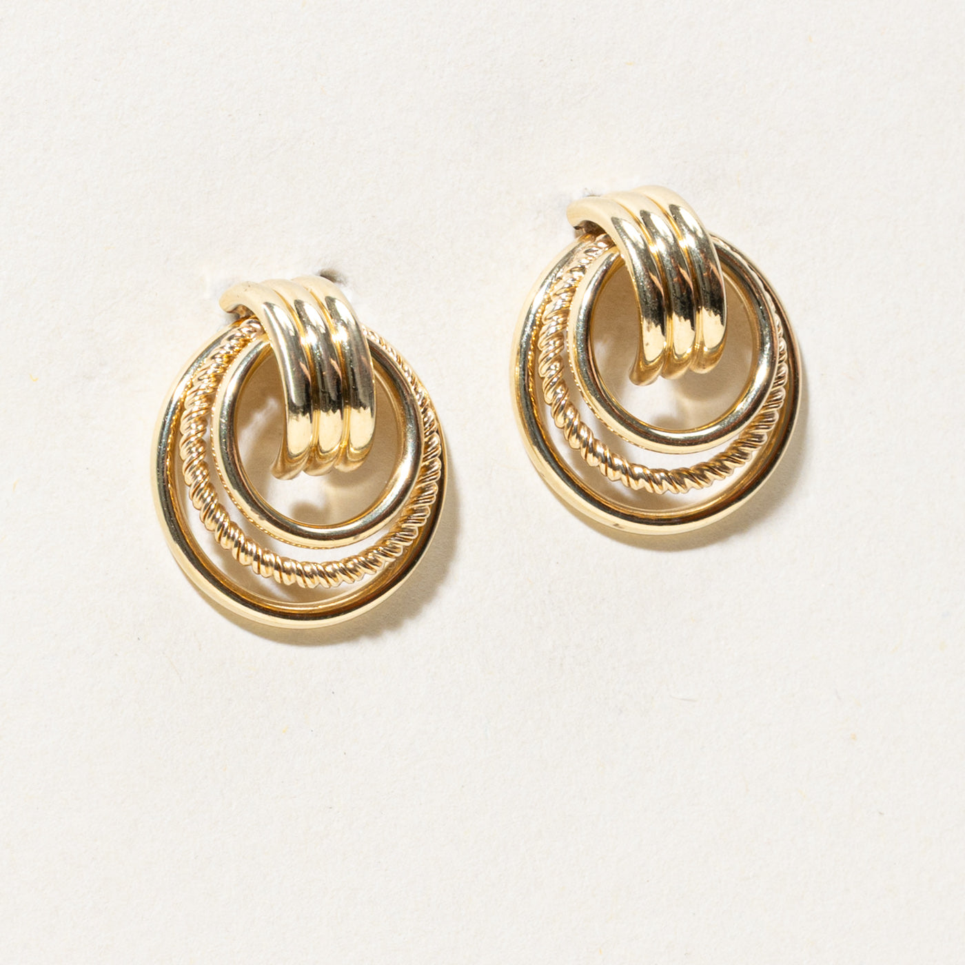 Boucles d'oreilles à clous texturées en forme de heurtoir de porte
