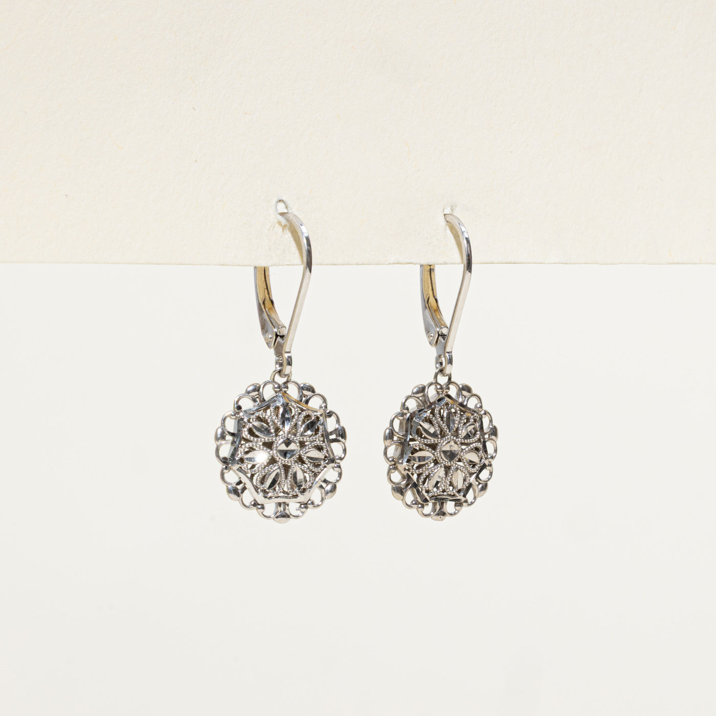 Boucles d'oreilles pendantes à motif floral en filigrane