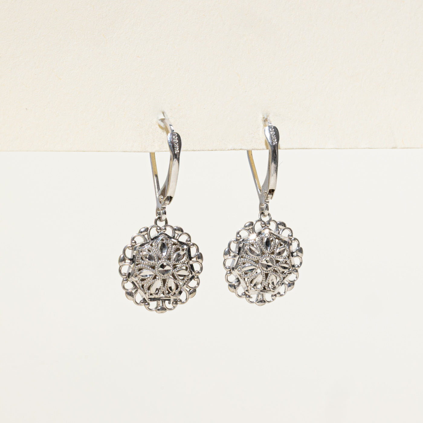 Boucles d'oreilles pendantes à motif floral en filigrane