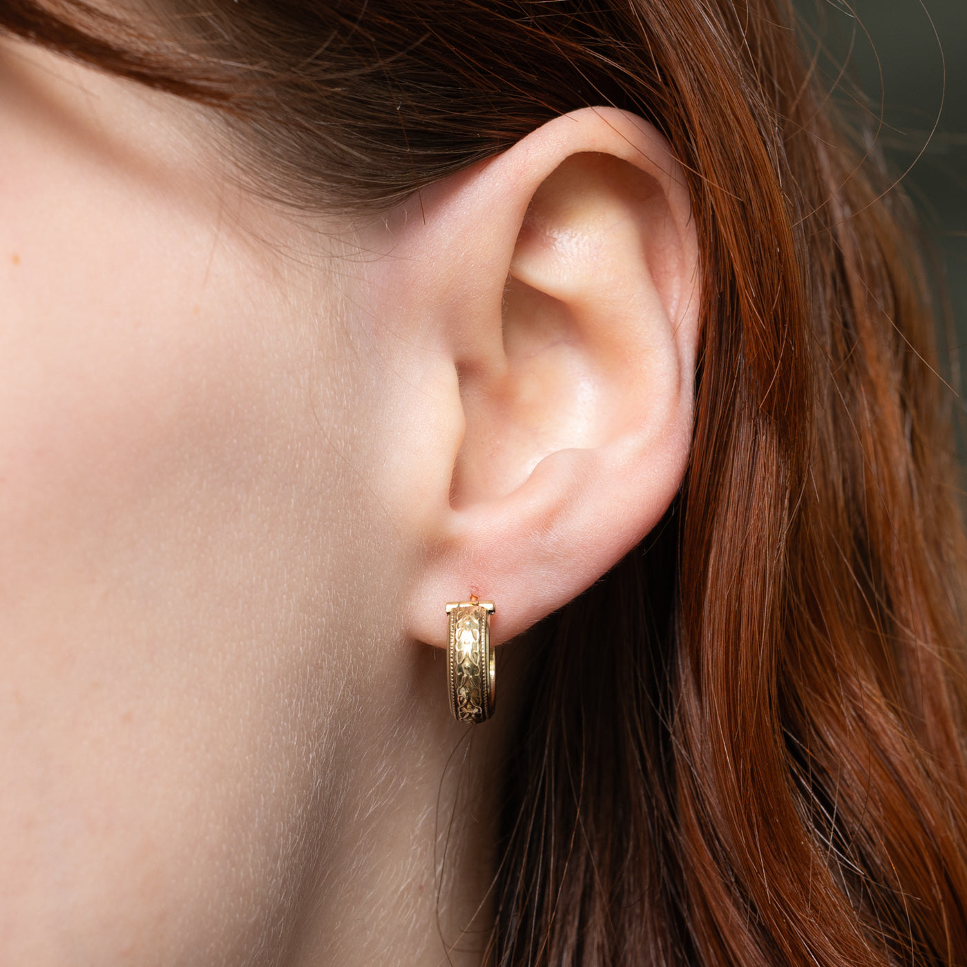 Boucles d'oreilles créoles à motif floral