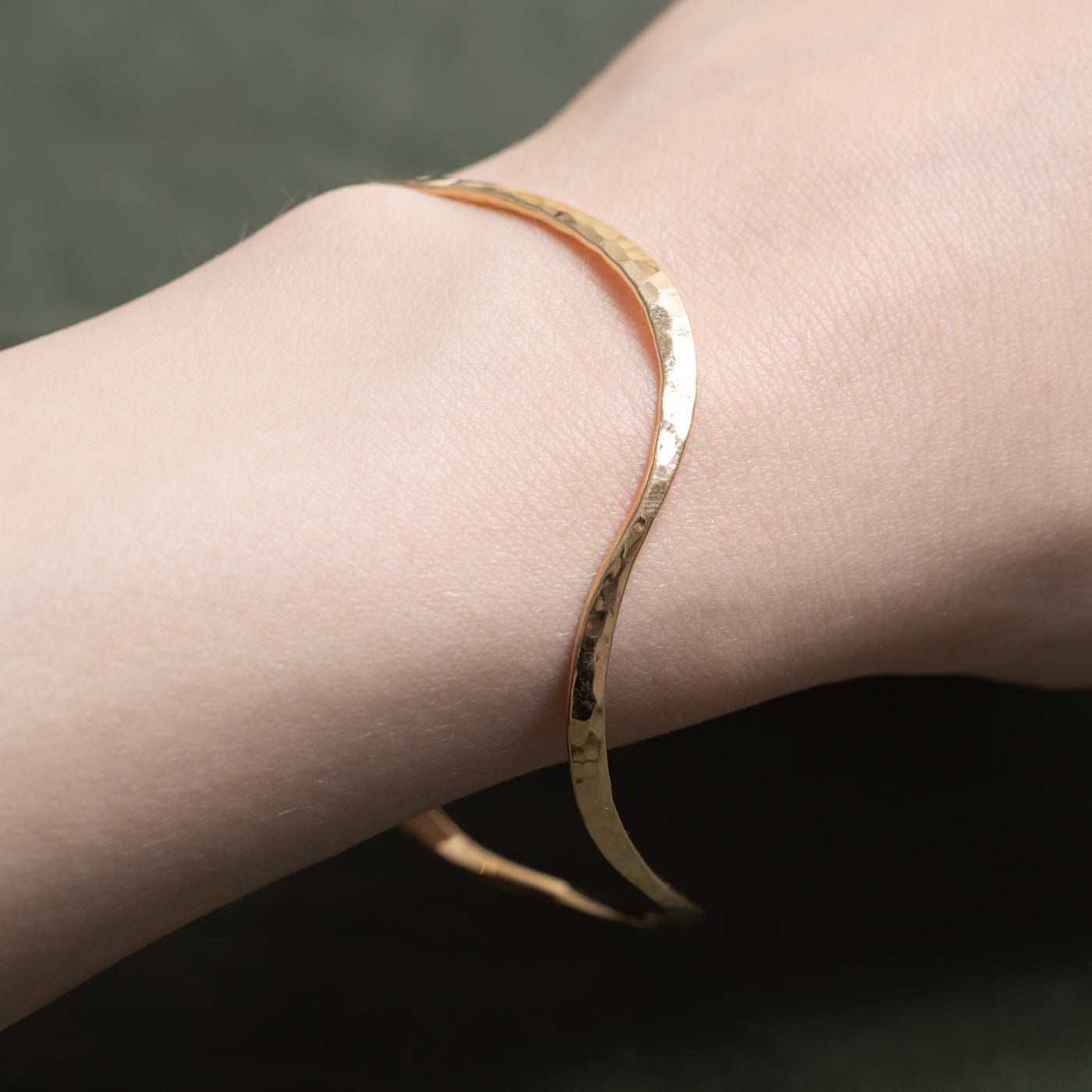 Bracelet jonc ondulé en or jaune 14 carats | 20 cm