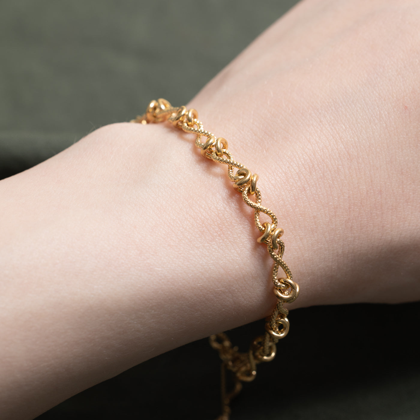 Bracelet à maillons infinis texturé en or 18 carats | 18 cm