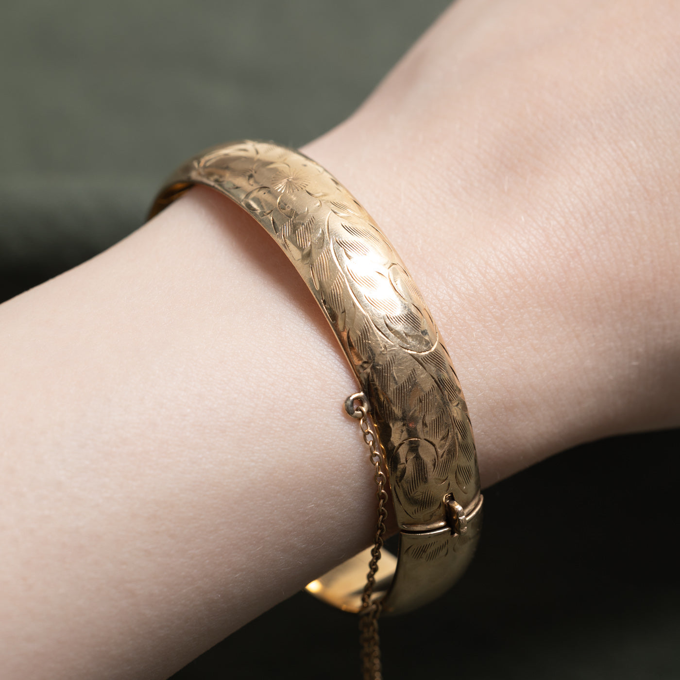 Bracelet jonc en or 10 carats à motif floral gravé | 18 cm