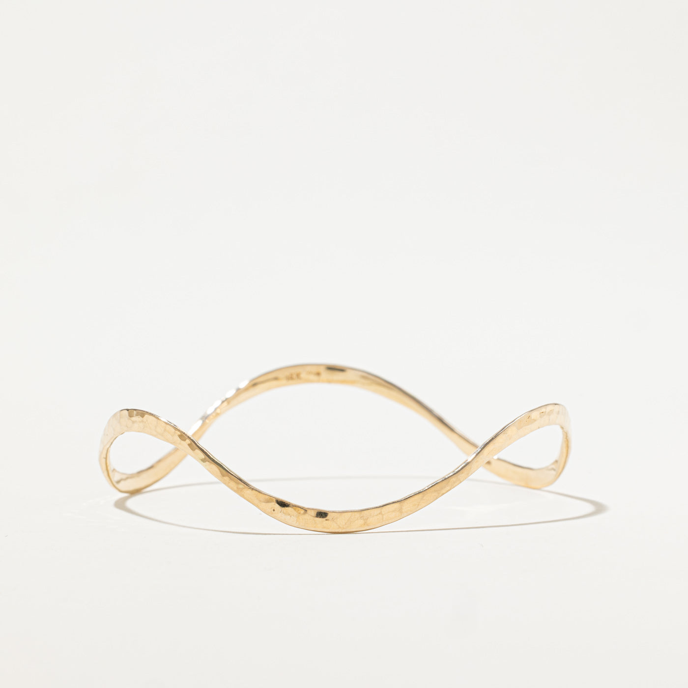 Bracelet jonc ondulé en or jaune 14 carats | 20 cm