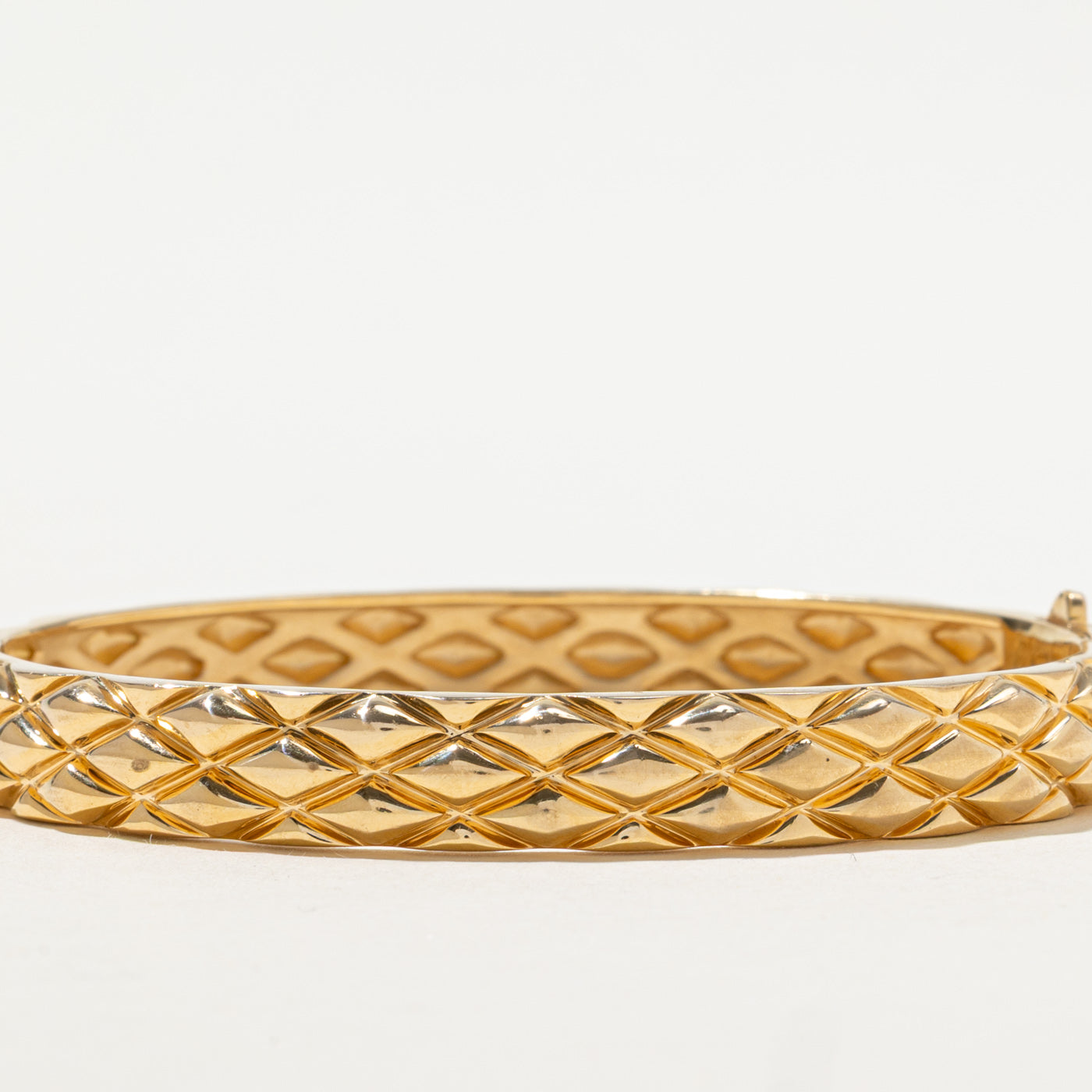 Bracelet jonc géométrique texturé en or jaune 14 carats « Birks » | 15,9 cm