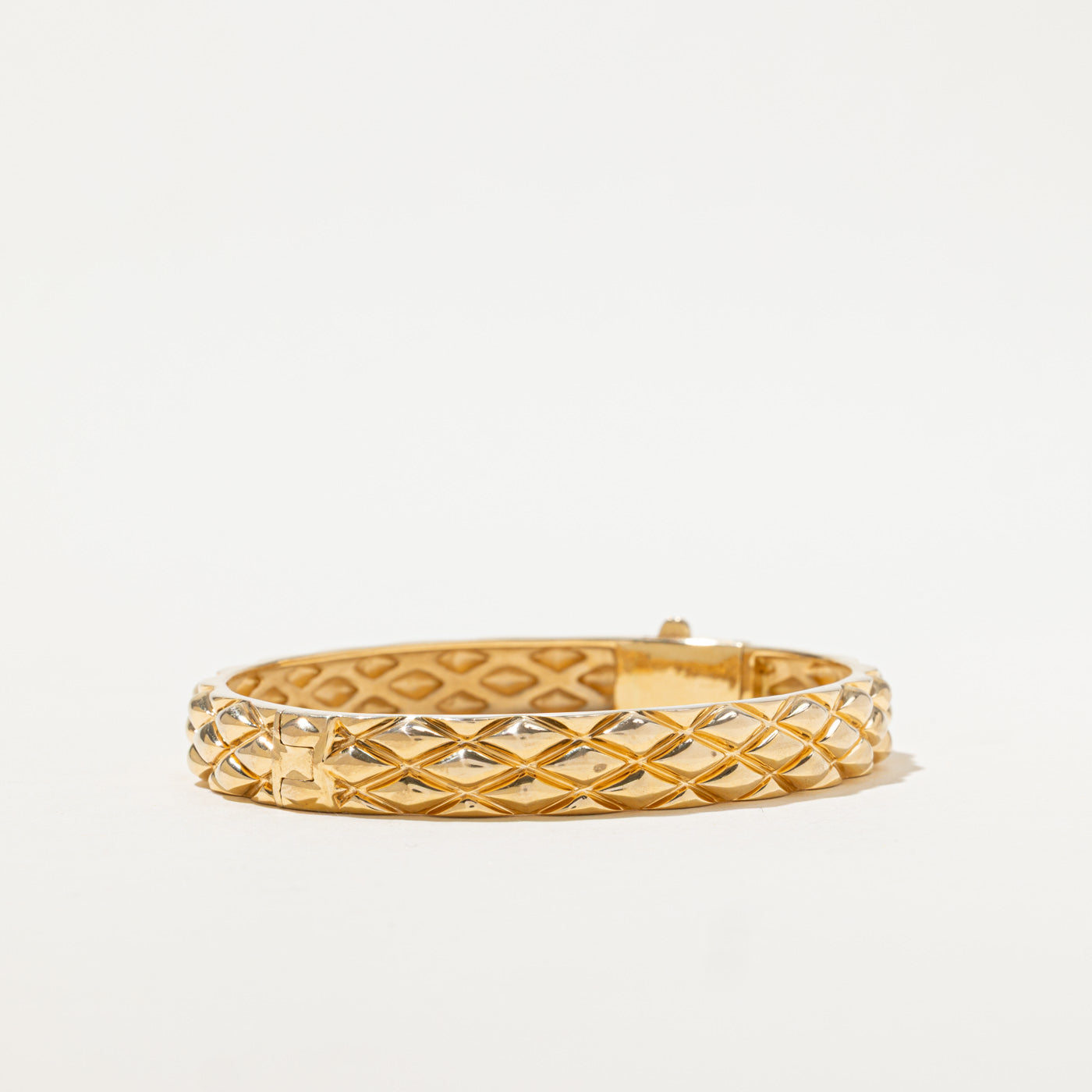 Bracelet jonc géométrique texturé en or jaune 14 carats « Birks » | 15,9 cm