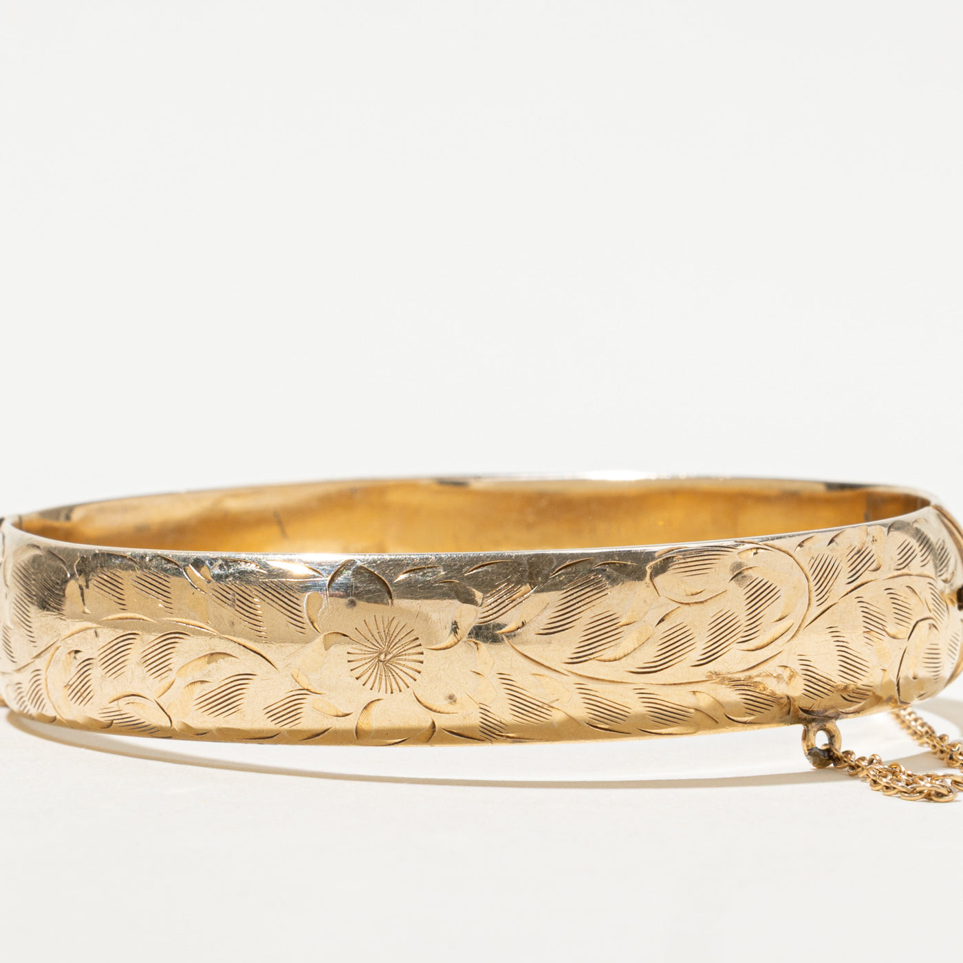 Bracelet jonc en or 10 carats à motif floral gravé | 18 cm