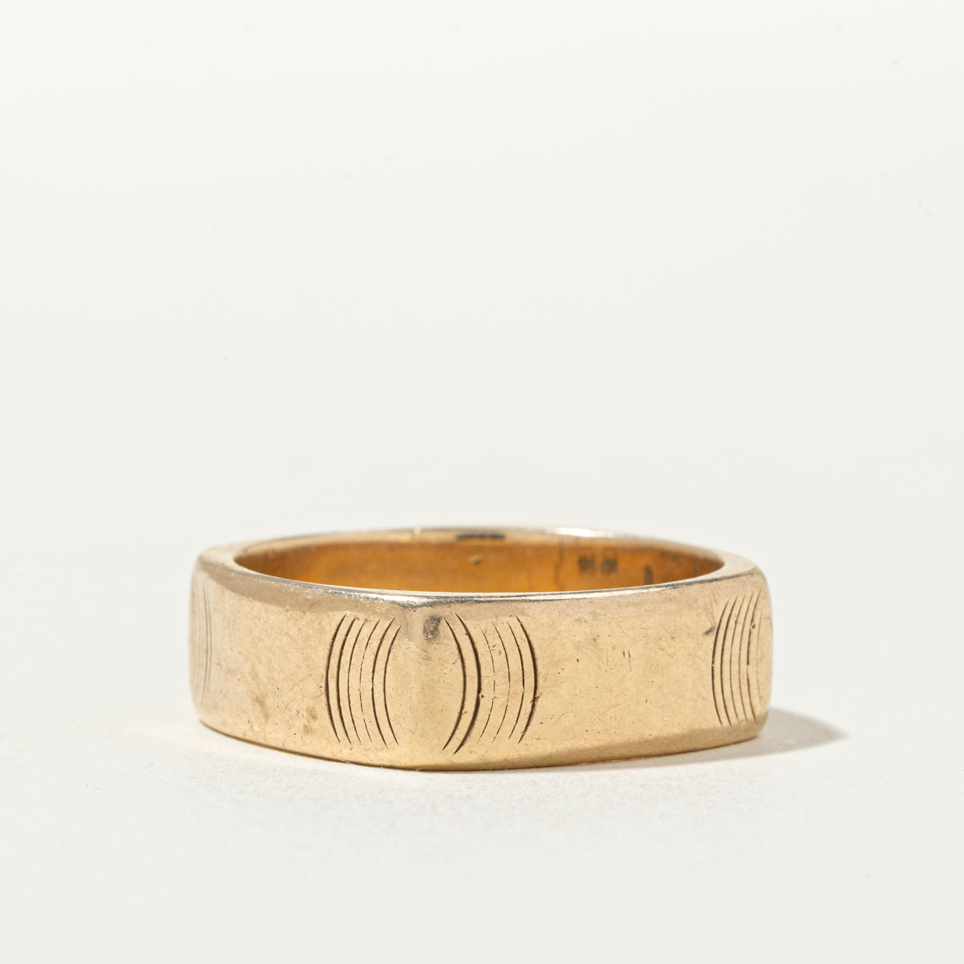 10k Engraved Soft Square Band | 7mm | SZ 10.25