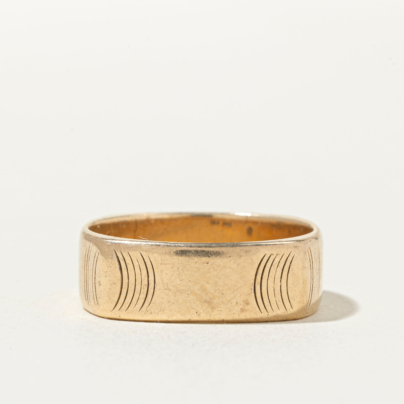 10k Engraved Soft Square Band | 7mm | SZ 10.25