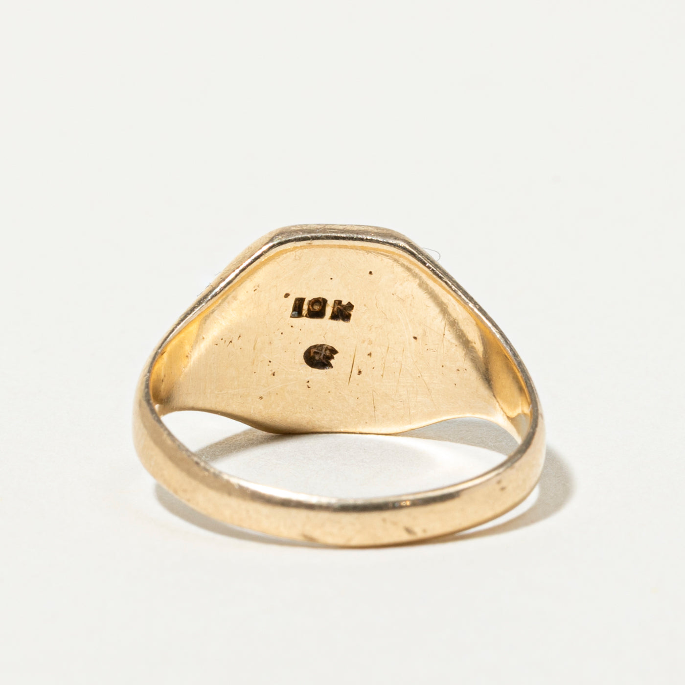 10k Initial Engraved Signet Ring | SZ 5.75