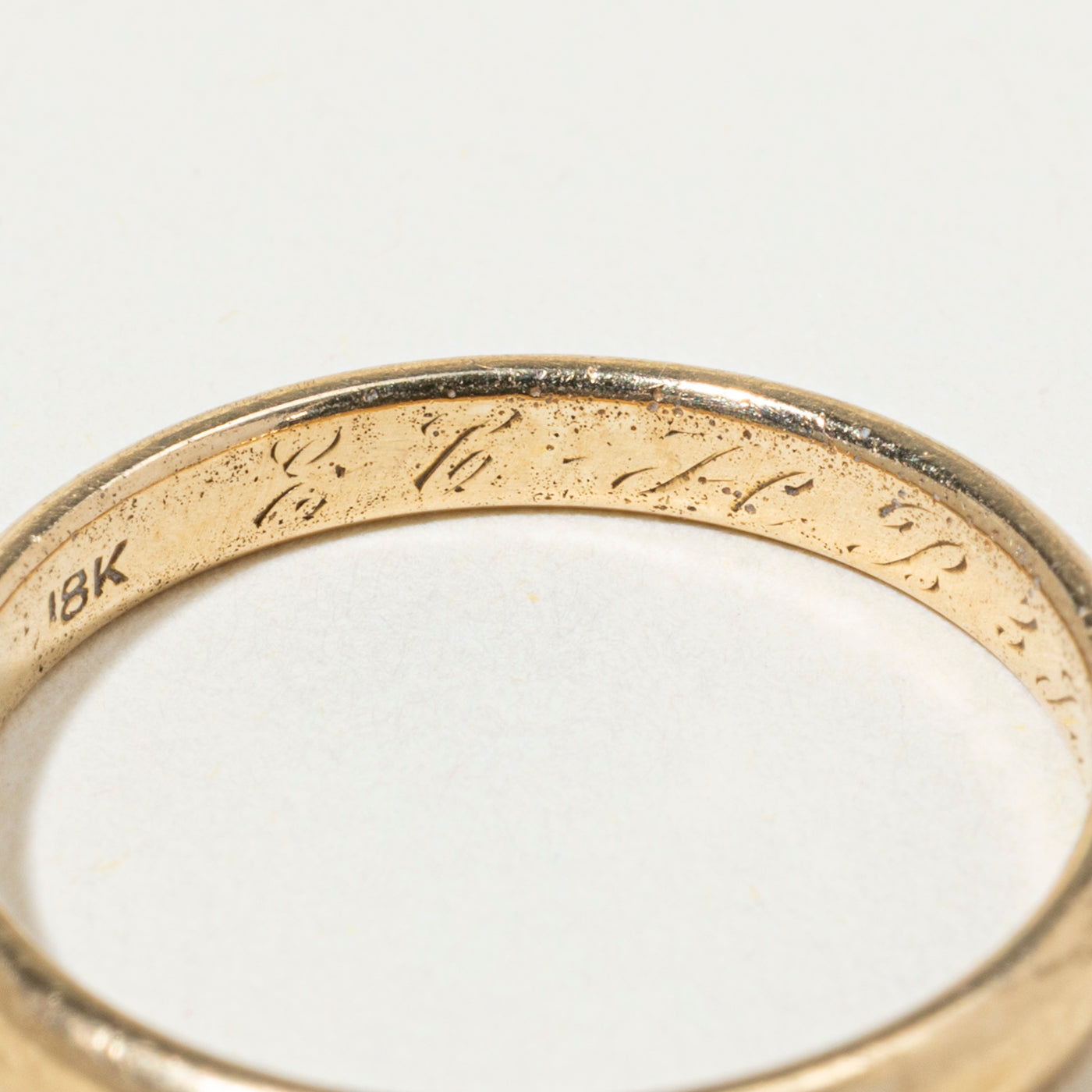 18k Plain Thin Stacking Band | 2.5mm | SZ 7