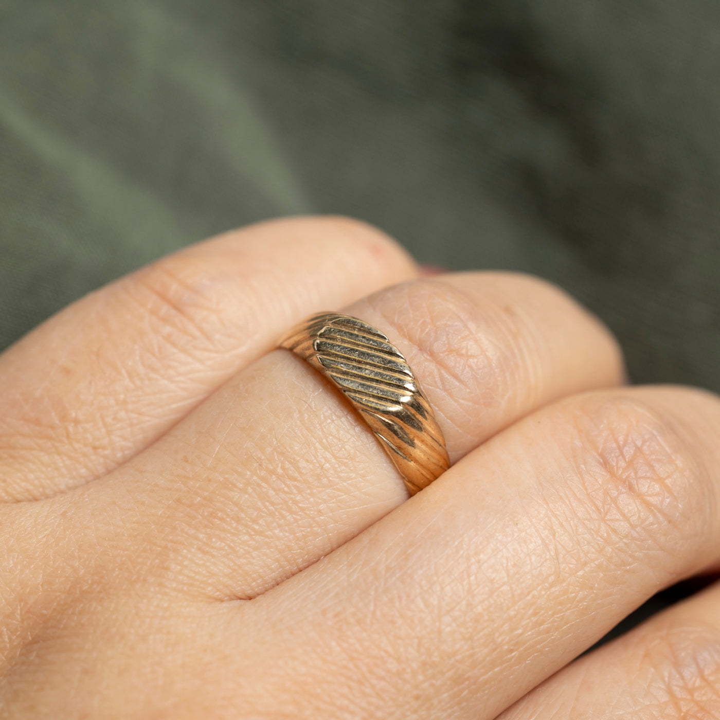 10k Grooved Oval Signet Ring | SZ 7.25