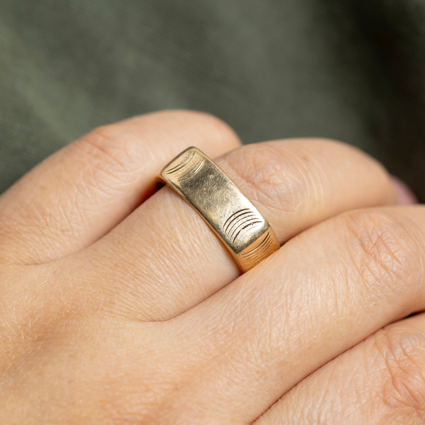 10k Engraved Soft Square Band | 7mm | SZ 10.25