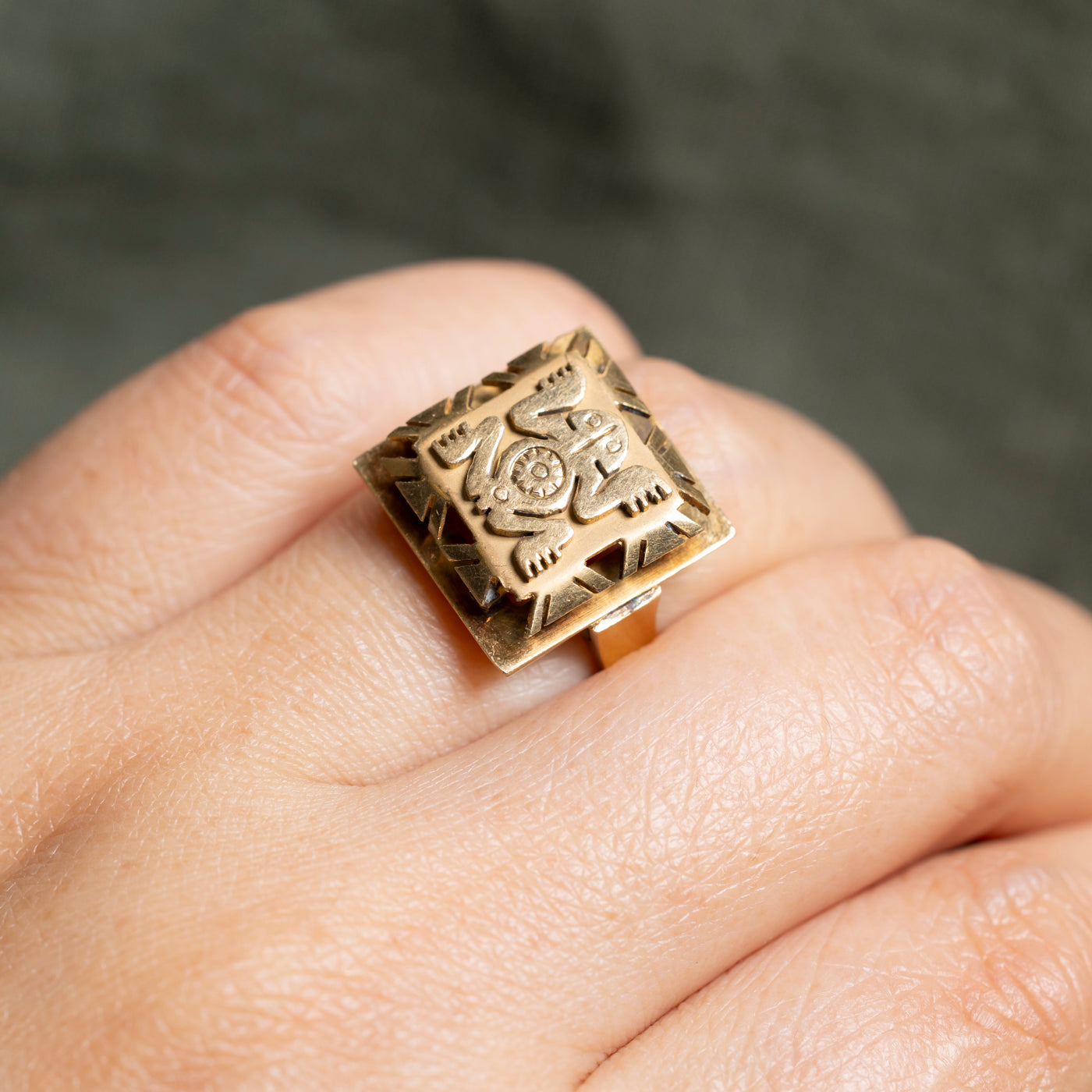 18k Animal Motif Embossed Ring | SZ 6.25