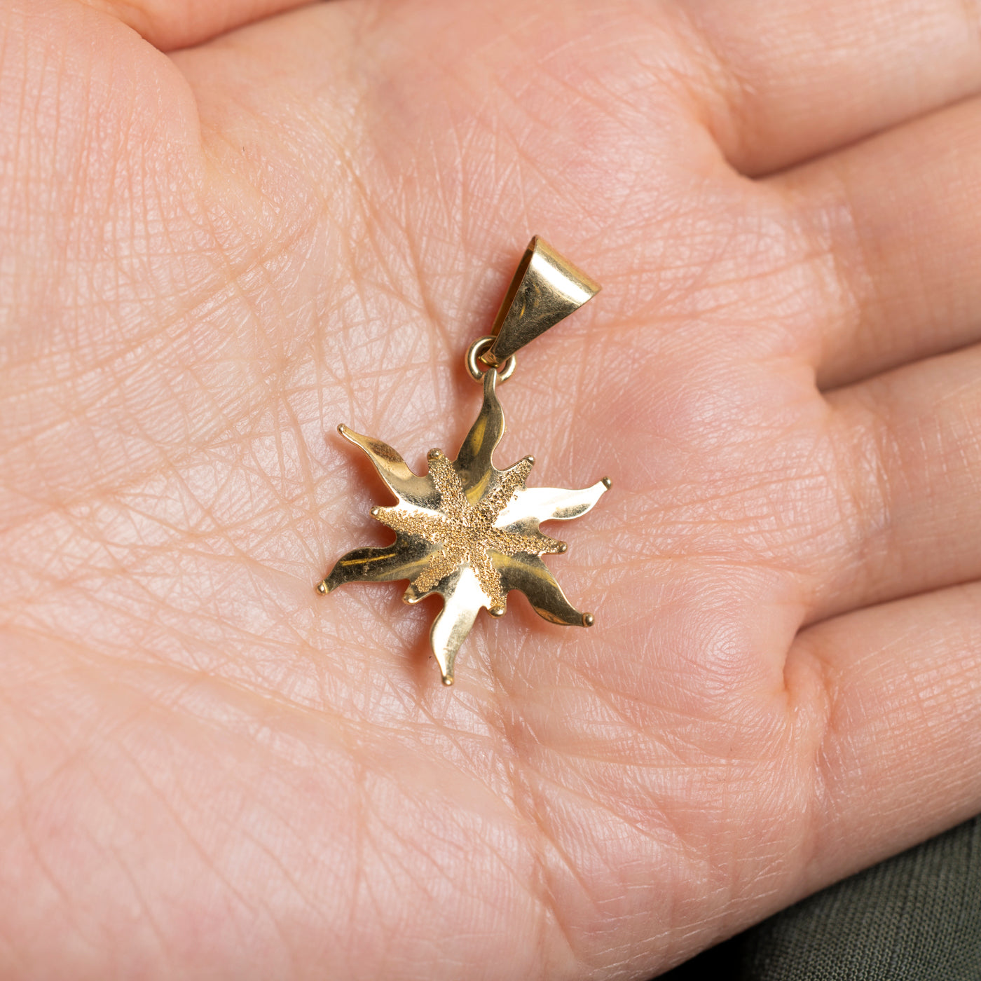 Italian 18k Textured Star Pendant