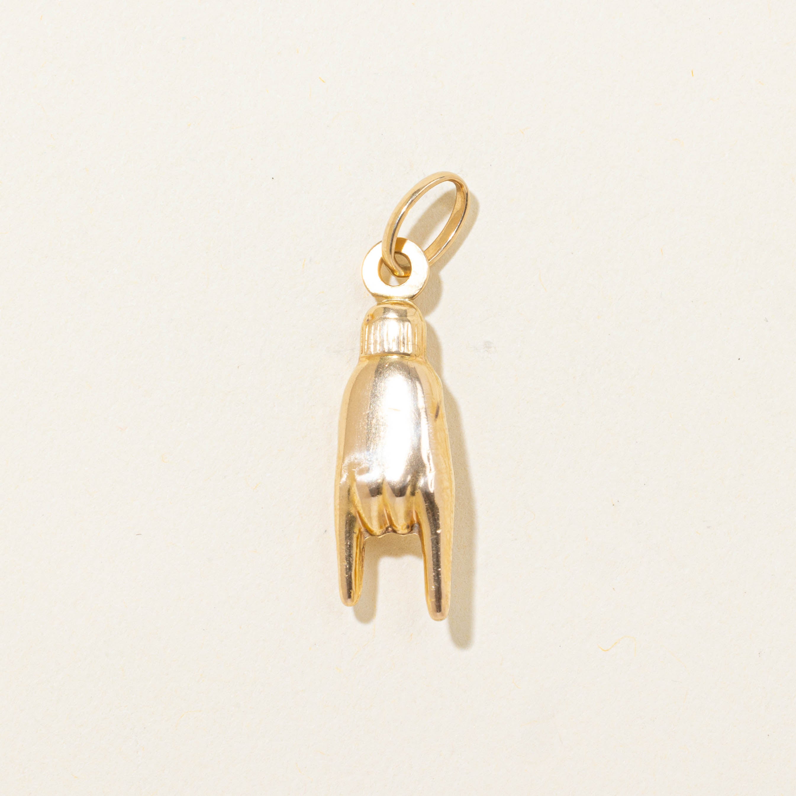 ‘Unoaerre’ 18k Rock On Hand Pendant