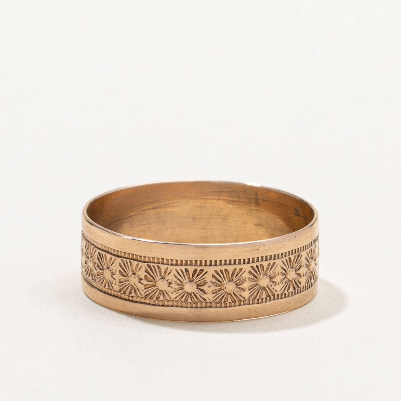 10k Engraved Star Pattern Band | 6.25mm | SZ 7.75