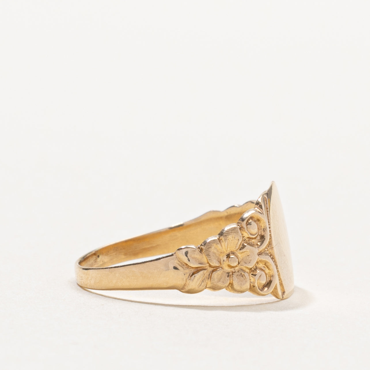 14k Flower Engraved Signet Ring | SZ 3.75