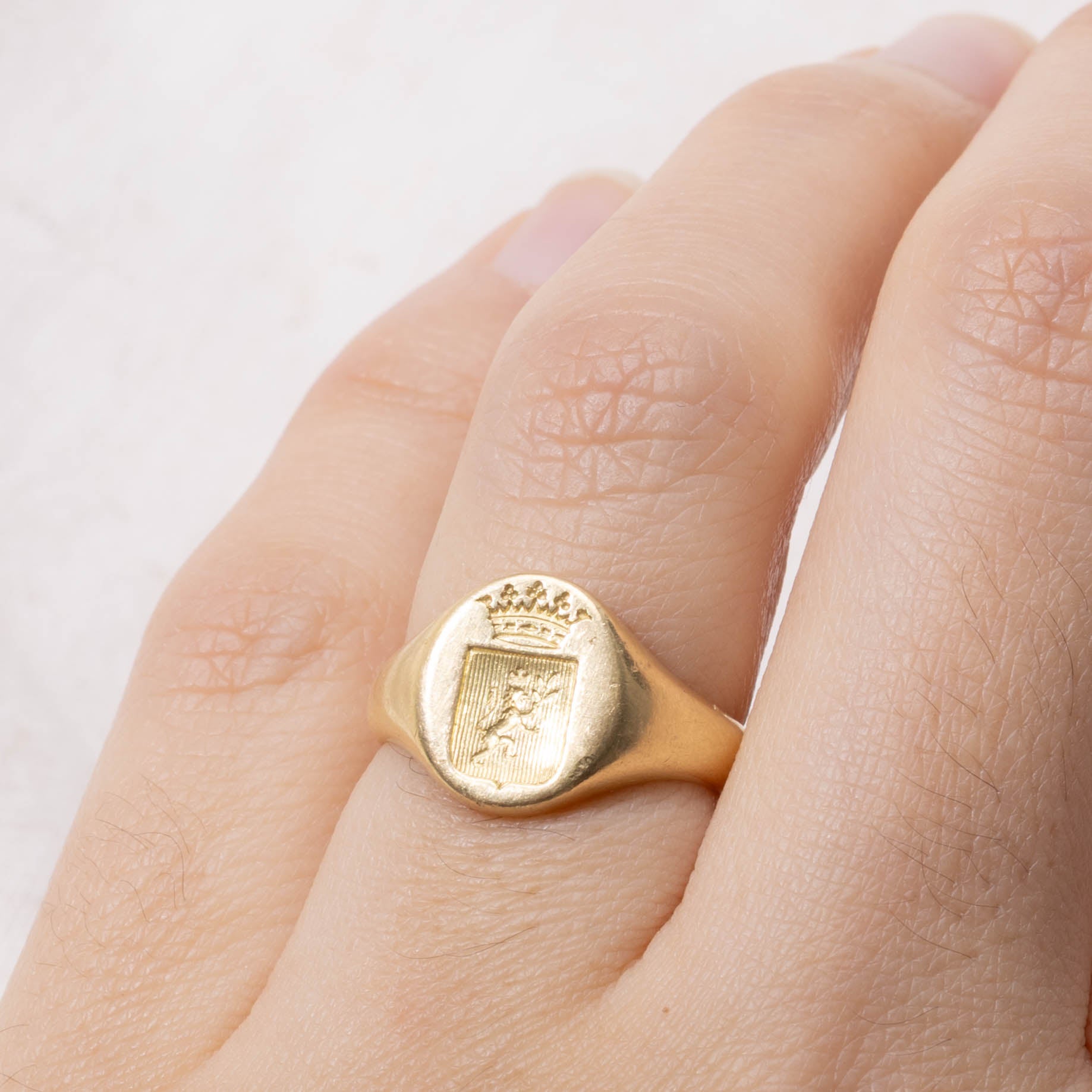 18k Yellow Gold Lion Crest Signet Ring | SZ 5