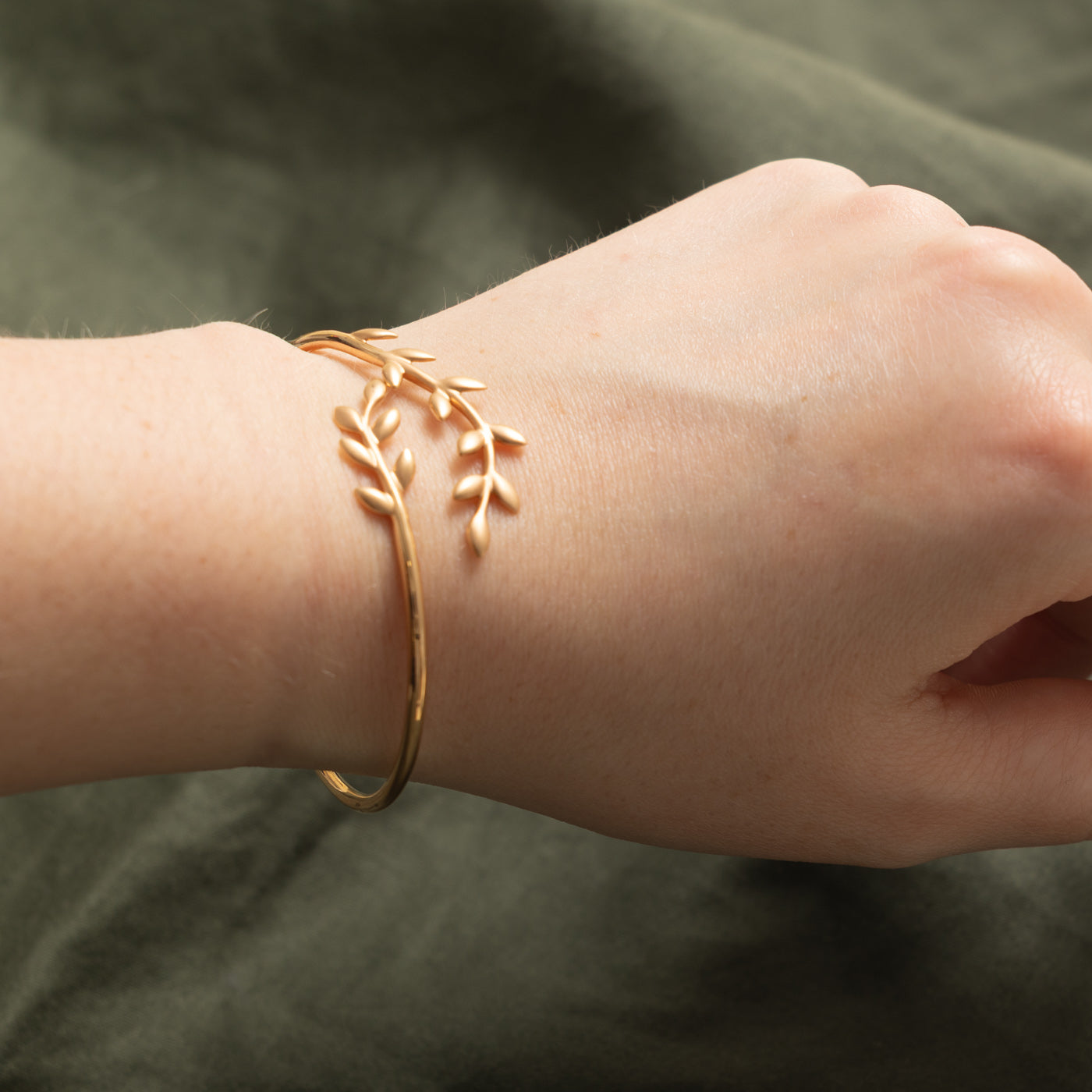 18k Leafy Bangle Bracelet | 6"