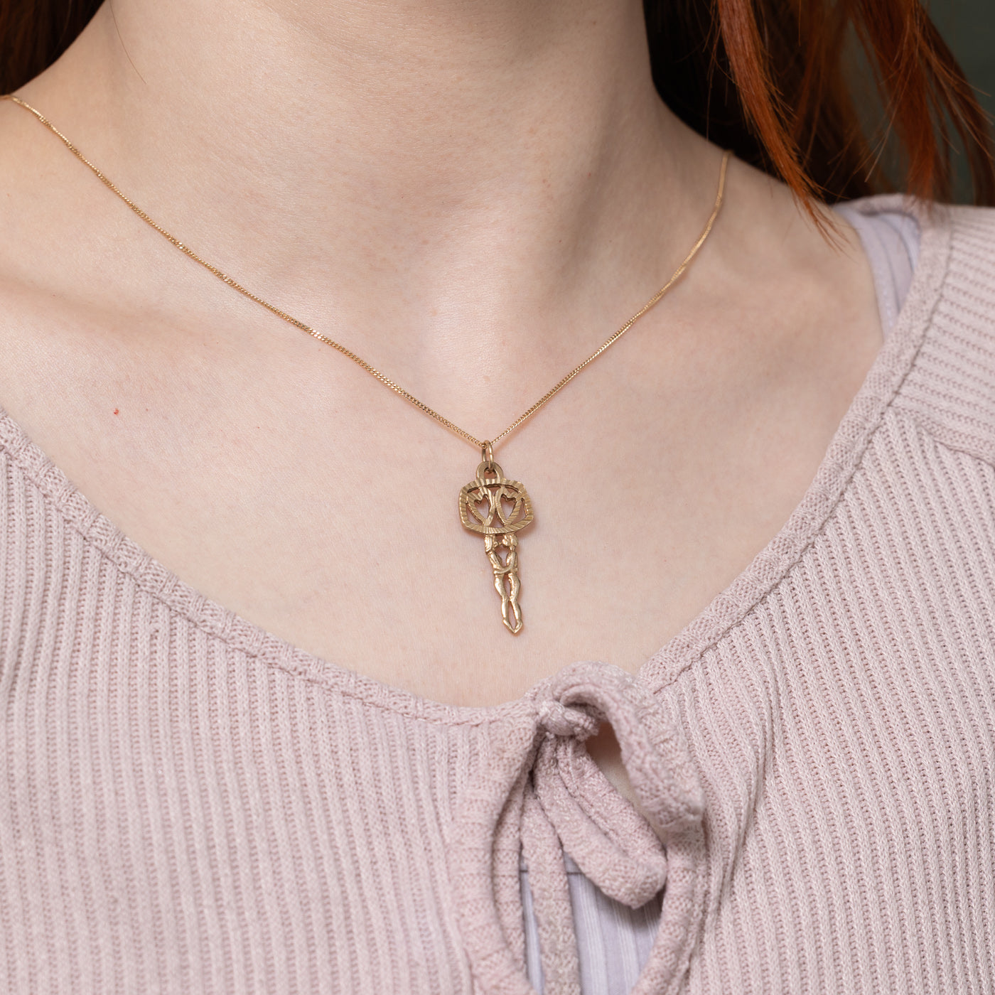 10k Kissing Couple Heart Key Charm