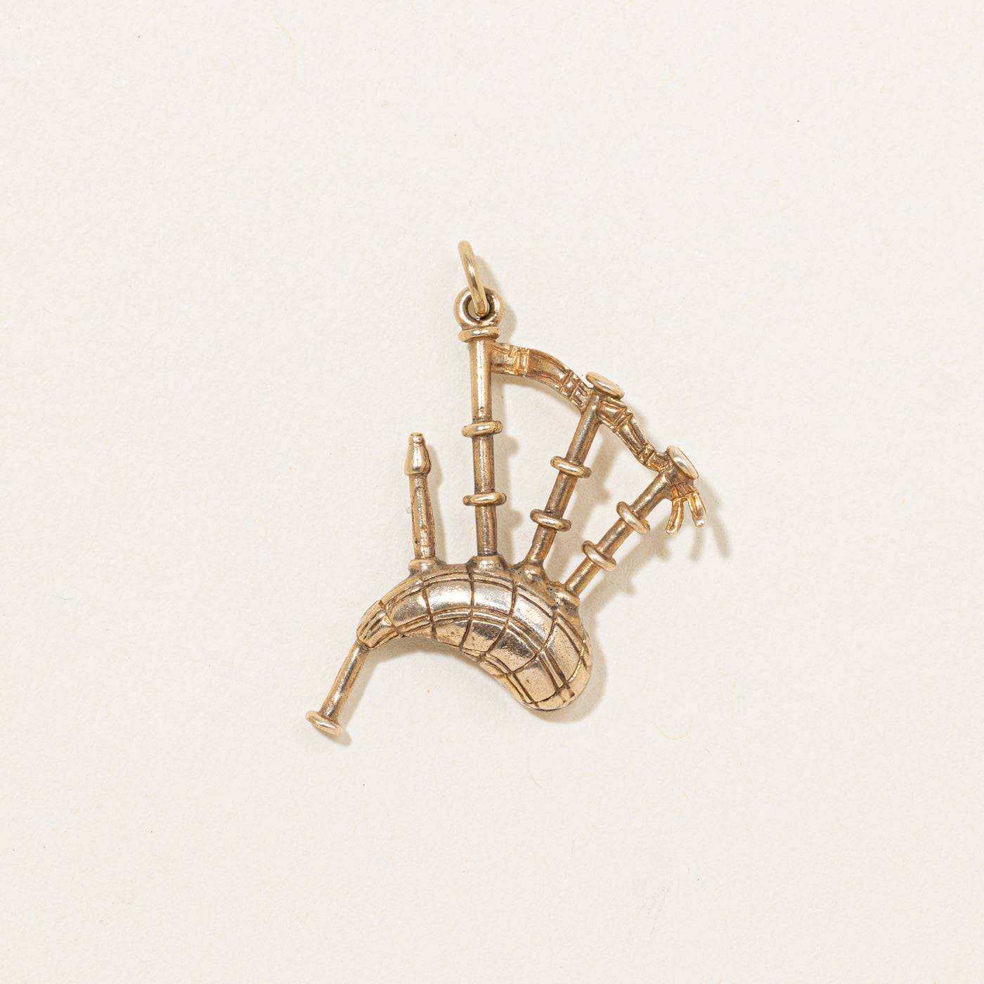 1975 London 9k Bagpipe Charm