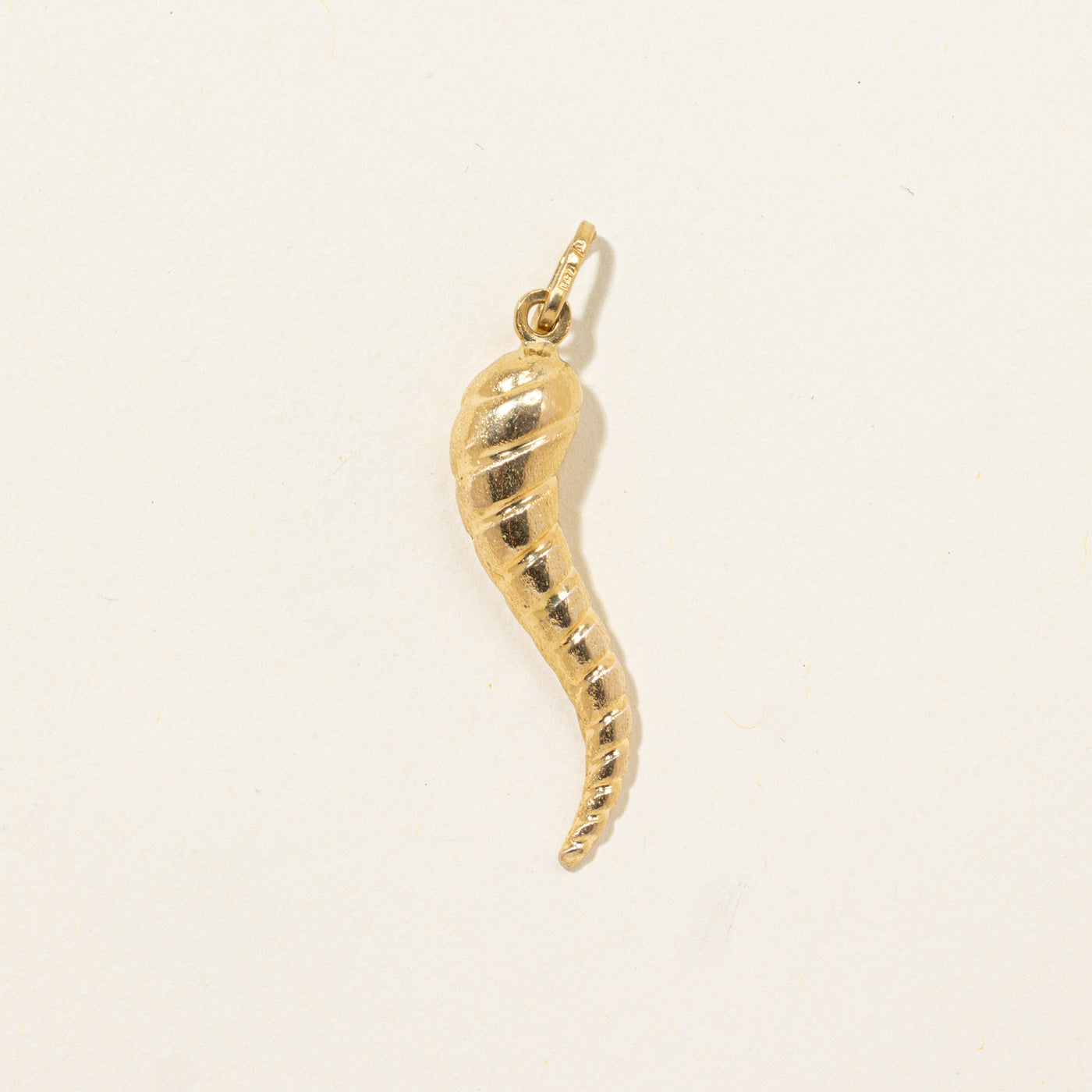 18k Grooved Cornicello Charm