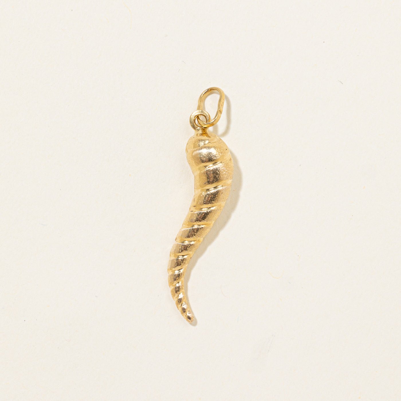 18k Grooved Cornicello Charm