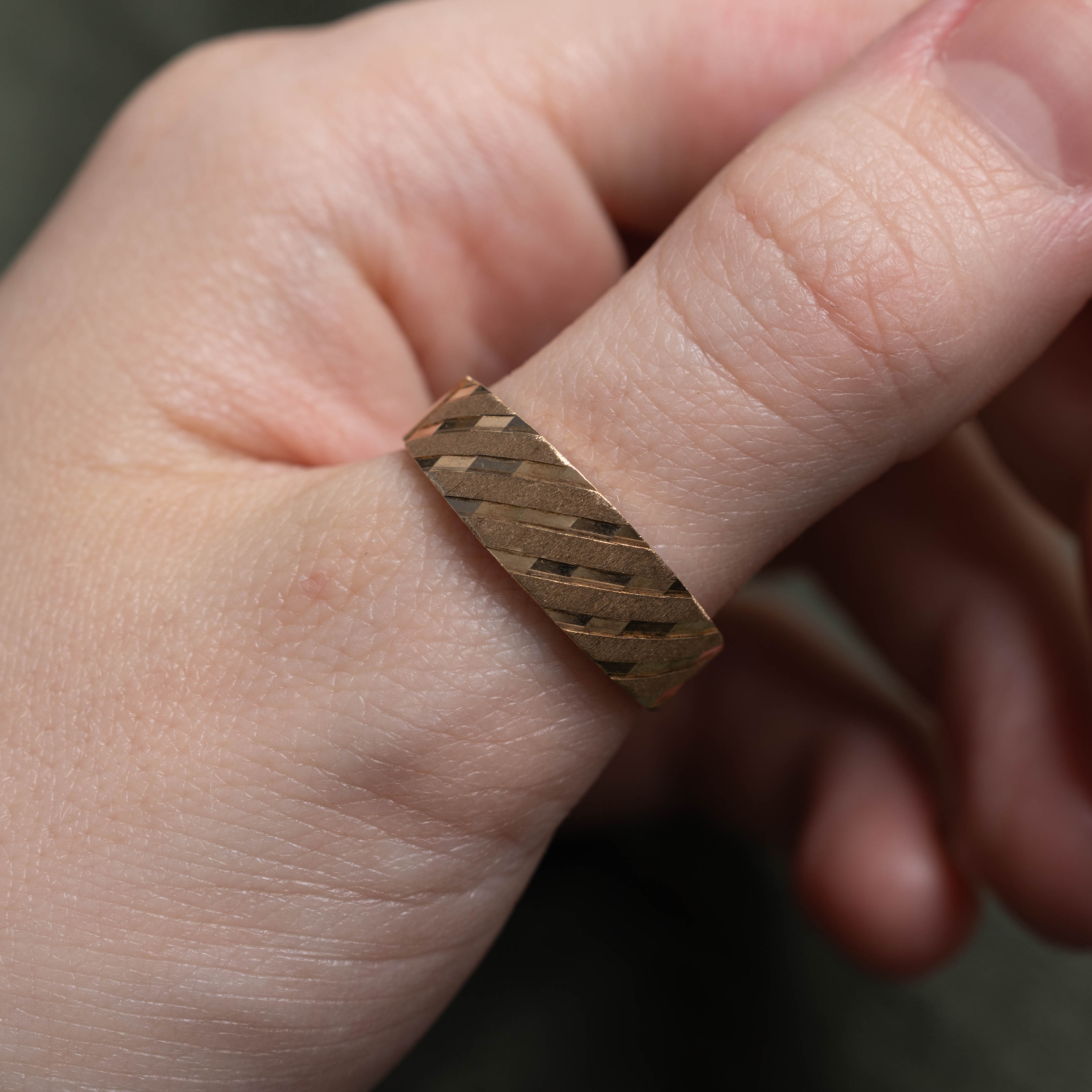 10k Textured Diagonally Grooved Band | SZ 10.25