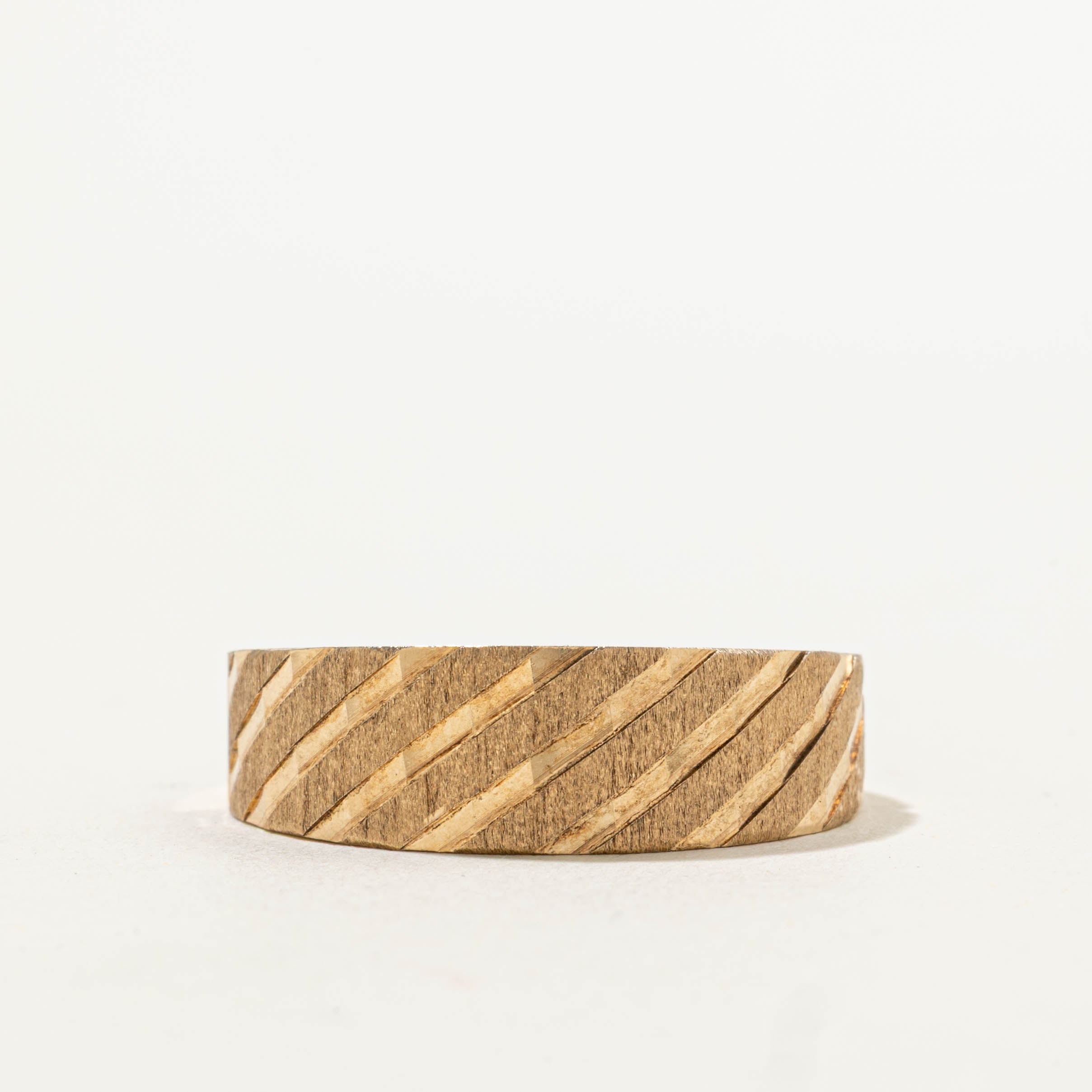 10k Textured Diagonally Grooved Band | SZ 10.25