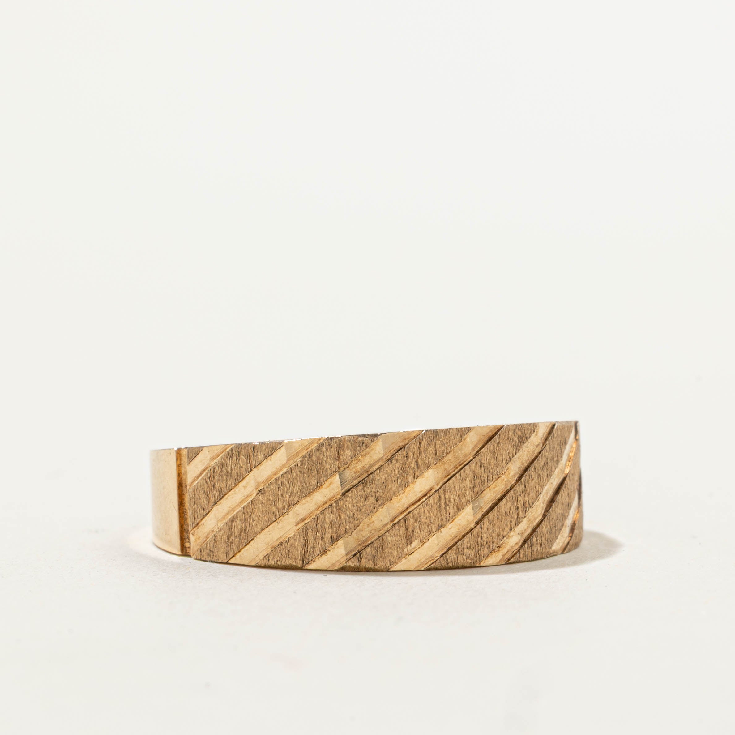 10k Textured Diagonally Grooved Band | SZ 10.25